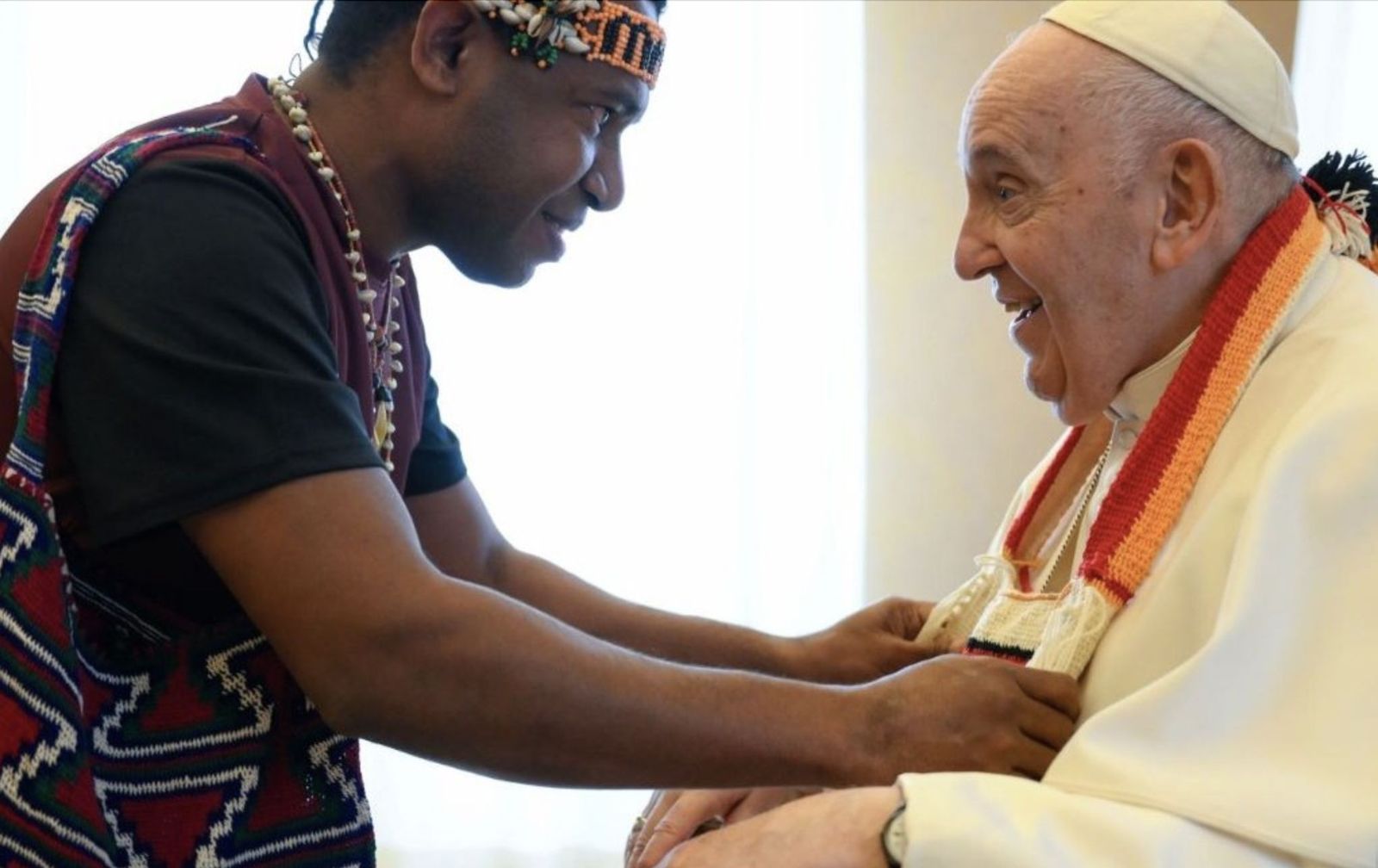 Un estudiante del Pontificio Colegio Urbano saluda al Papa