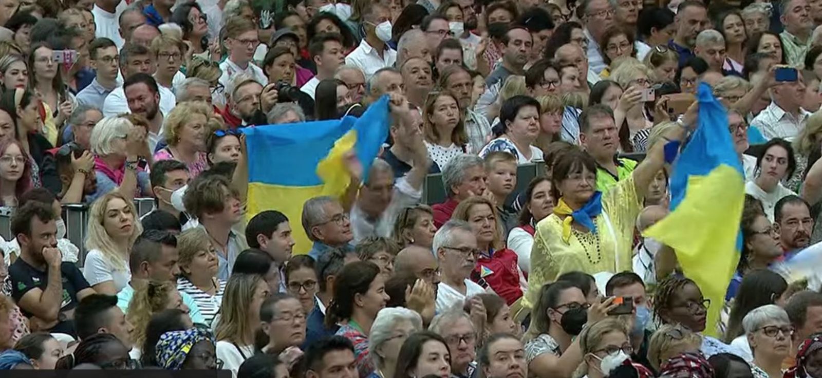 Banderas ucranianas en la audiencia