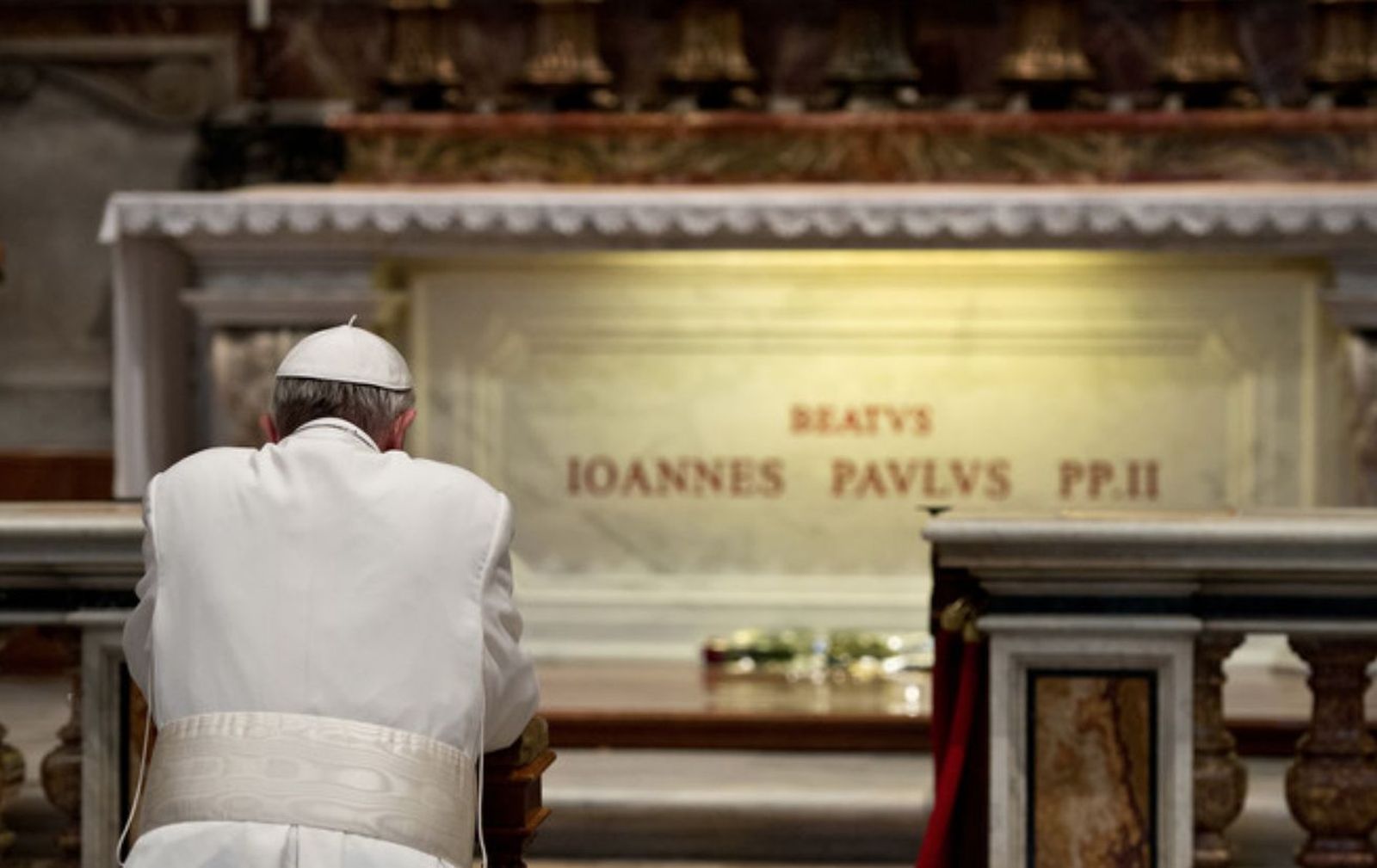 Francisco: "San Juan Pablo II dio la vuelta al mundo entero buscando a su pueblo"