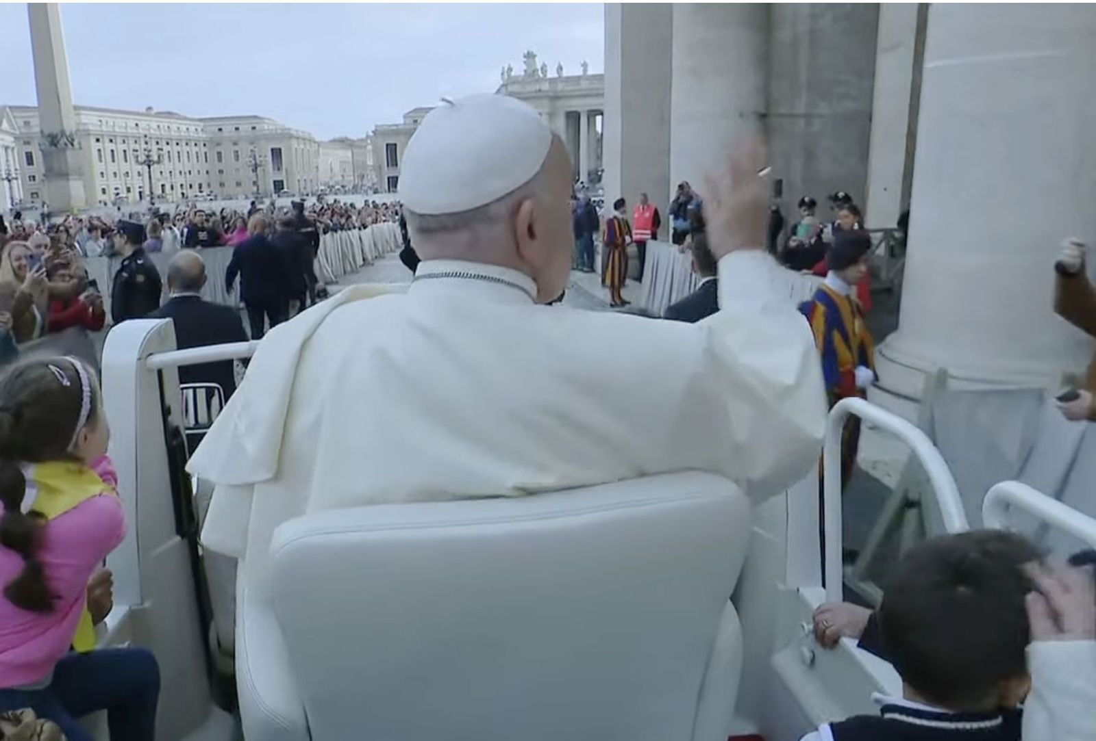 Francisco, en el papamóvil, recorre la plaza de San Pedro para la audiencia general