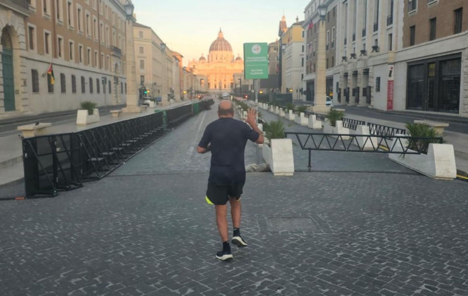 Fernando Chomalí, corriendo por el Vaticano