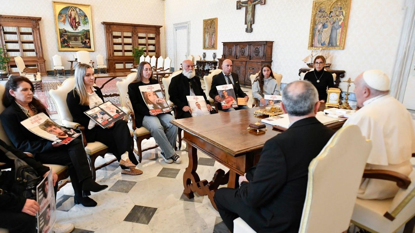 Francisco recibe a un grupo de familiares de rehenes israelíes