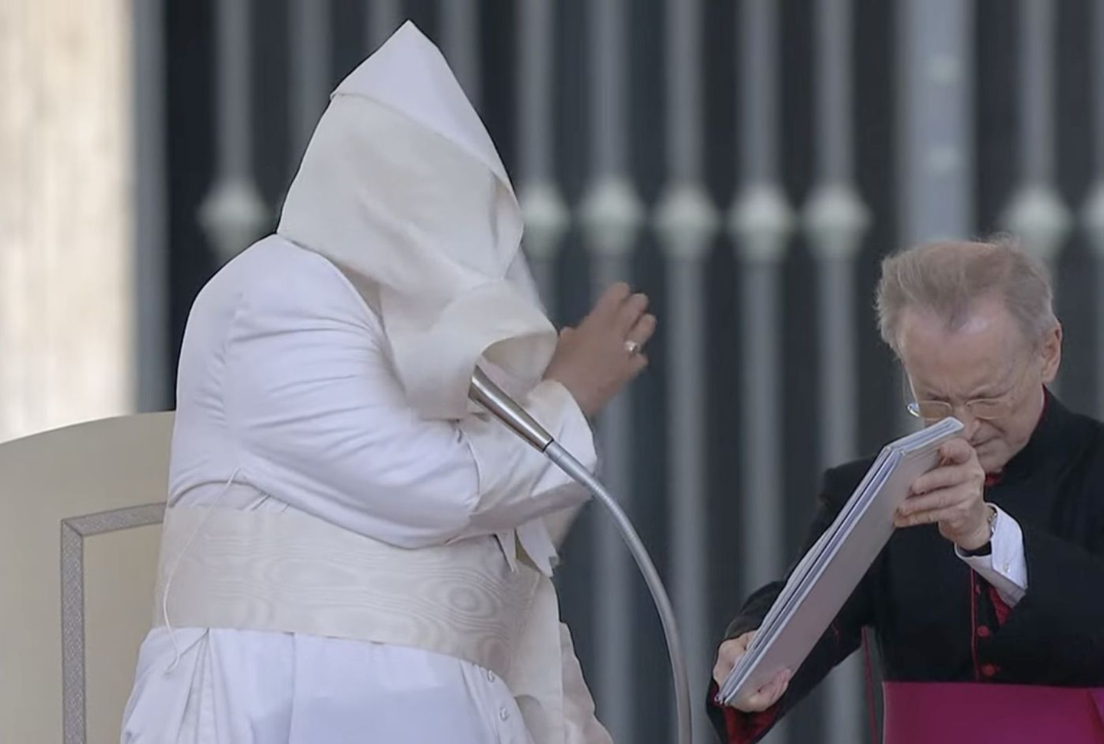 El Papa, durante la bendición, tapado por un golpe de viento