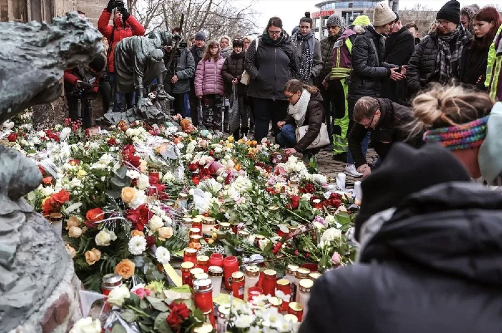 Ciudadanos depositan flores en homenaje a las víctimas del atentado