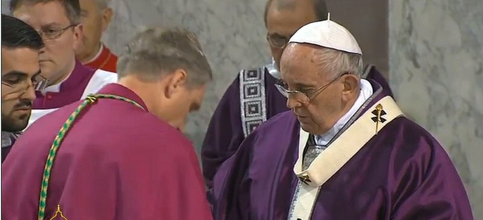 El Papa impone la ceniza a Ganswein