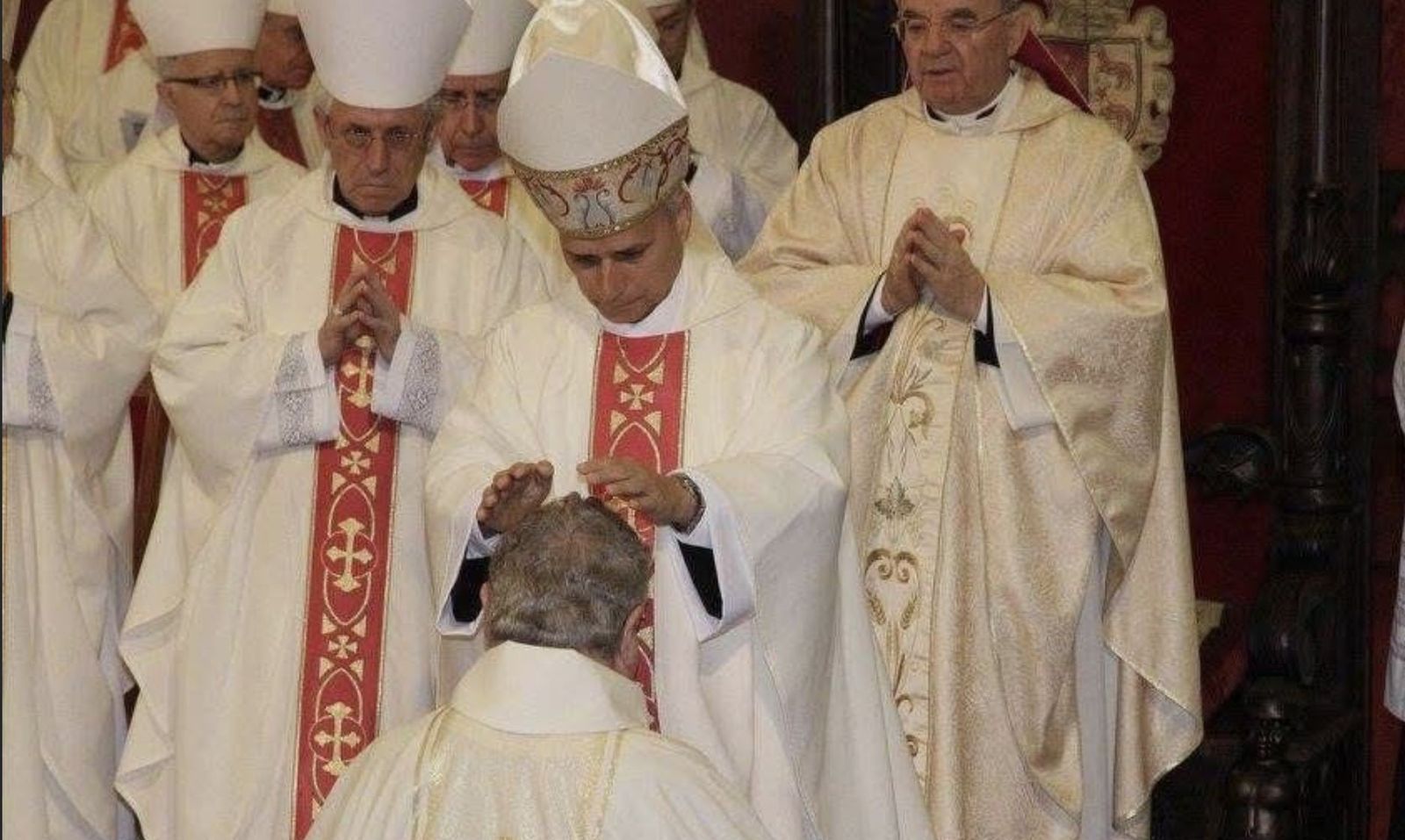 monseñor Prevost le impone las manos a monseñor Herrero