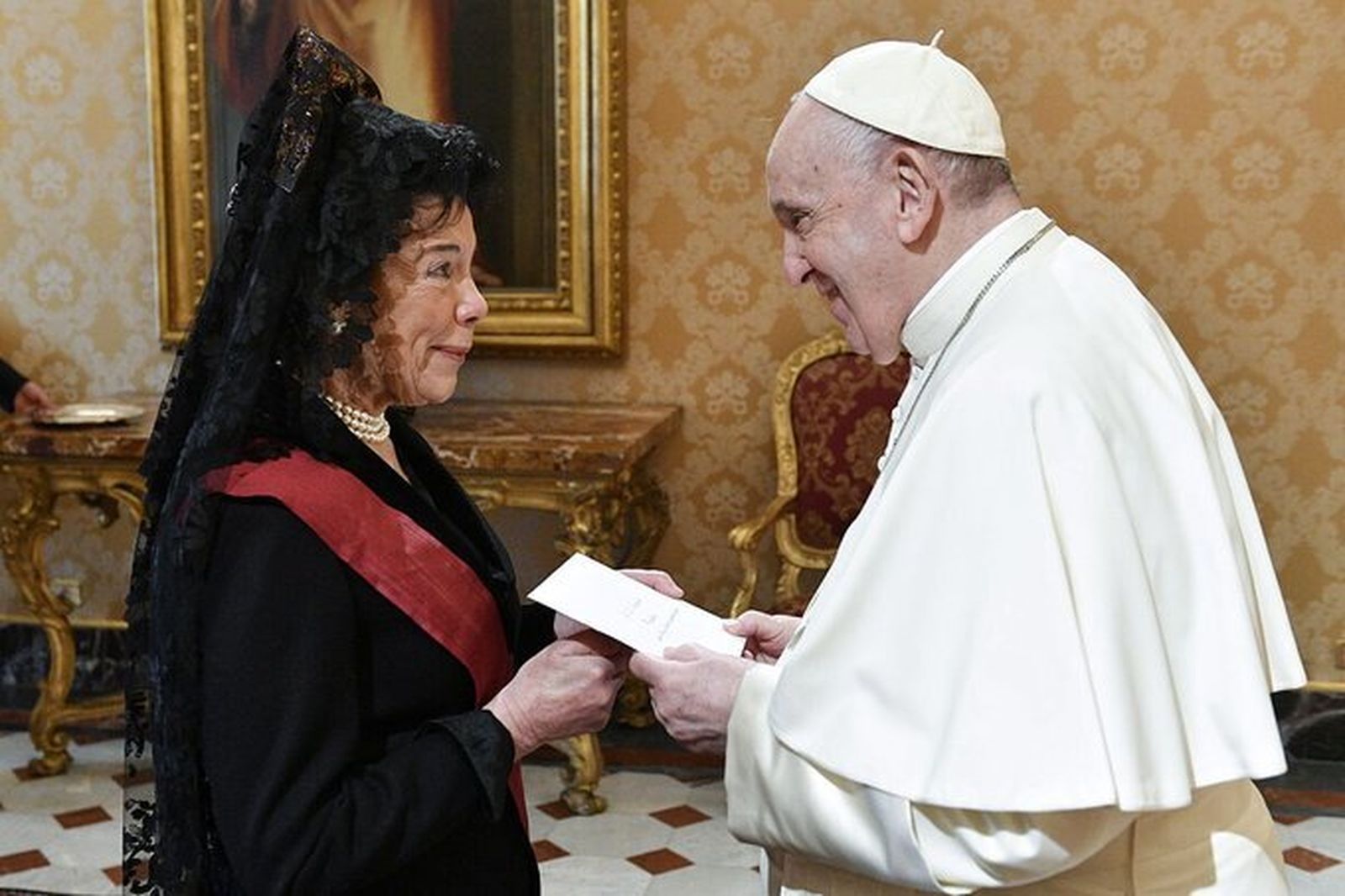Isabel Celaá presenta sus credenciales al Papa Francisco