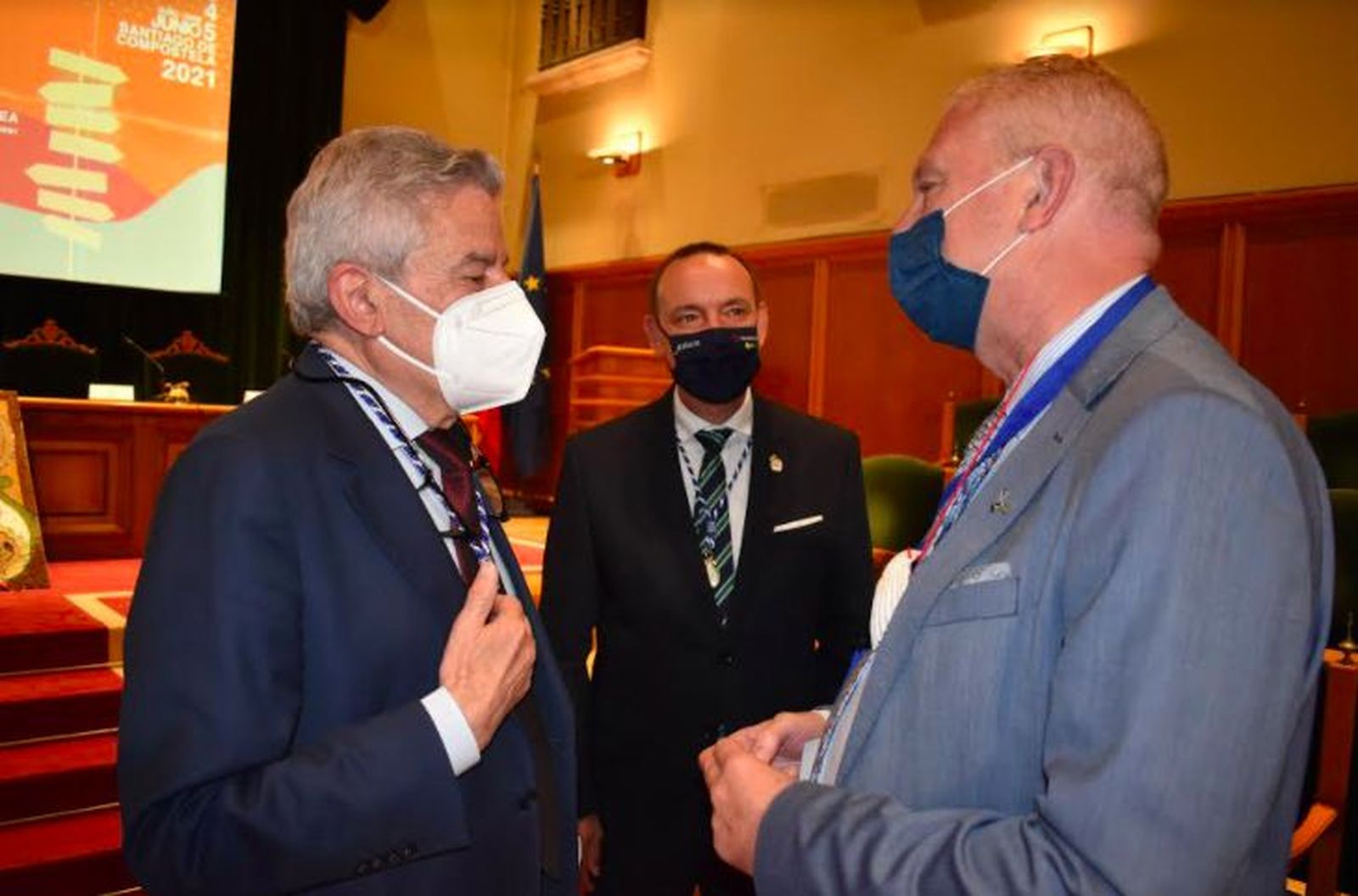 El presidente del Patronato de la FICRT, Alfred G. Kavanagh conversando con el presidente y el presidente de la Academia Xacobea, Xesús Palmou Lorenzo