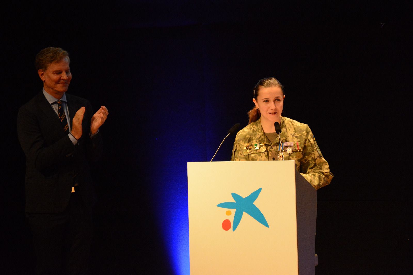 Elina, junto a Juan Carlos Cruz