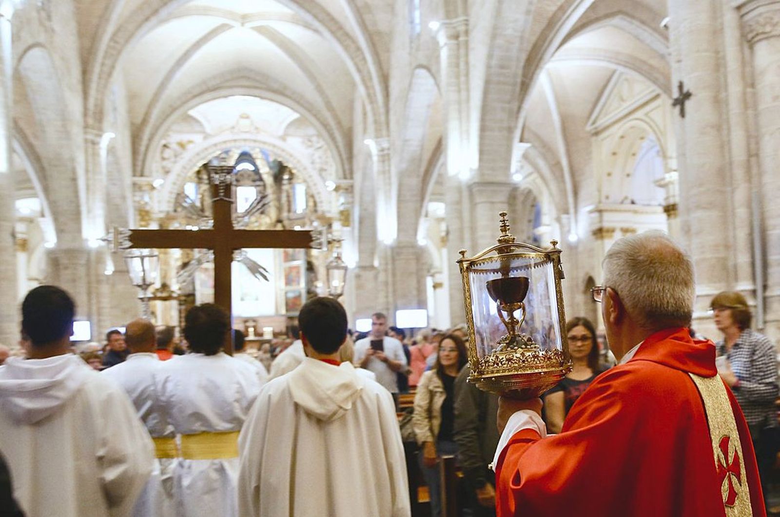 Traslado del Santo Cáliz de su capilla al altar