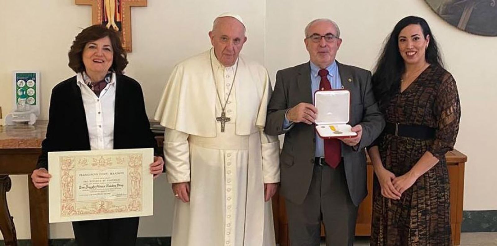José Luis Mendoza, su esposa María Dolores García y su hija María, junto al papa Francisco