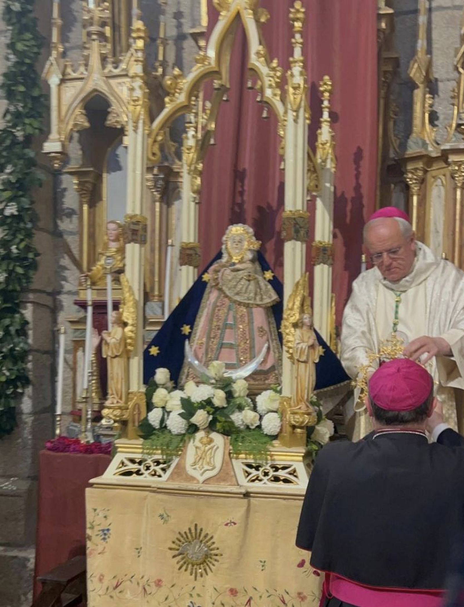 Lemor y Prieto coronando a la Virgen de los Remedio de Castro Caldelas