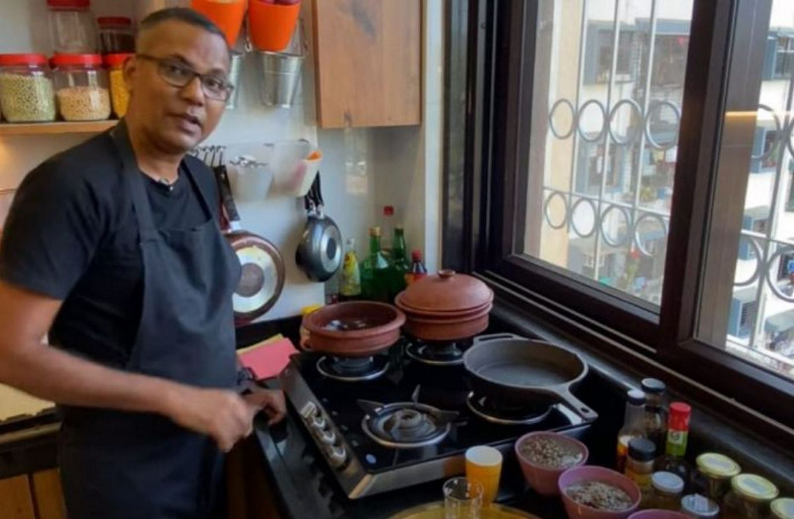 El padre W. D'Souza cocina y predica en Youtube
