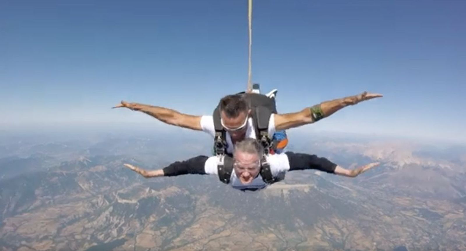 El obispo francés paracaidista