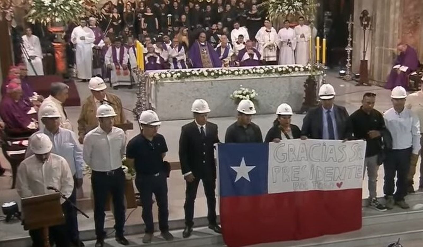 Los 33 mineros rescatados en el norte chileno agradecieron al expresidente sus gestiones que salvaron sus vidas