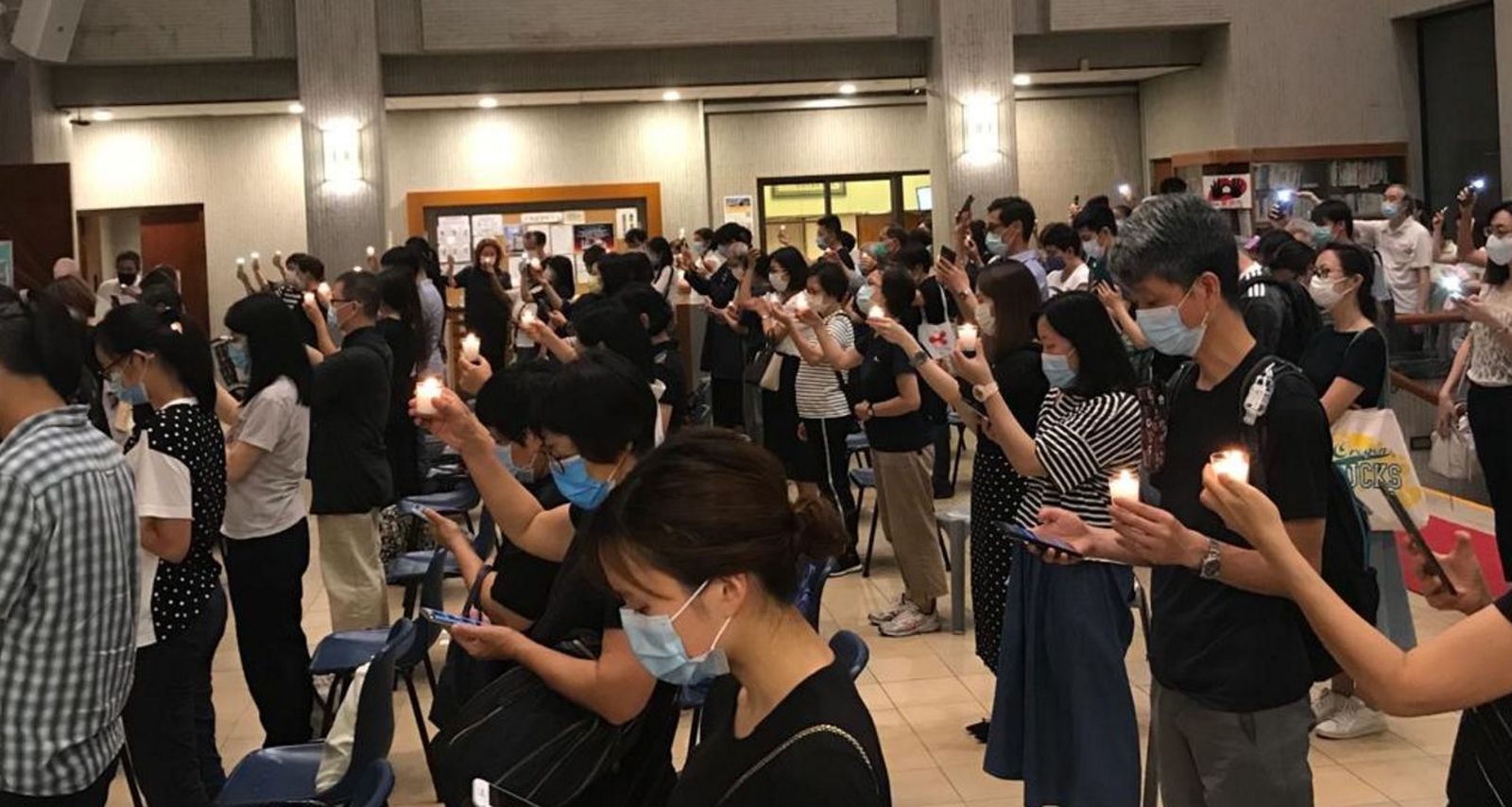 Fieles conmemoran a las víctimas de Tiananmen con velas