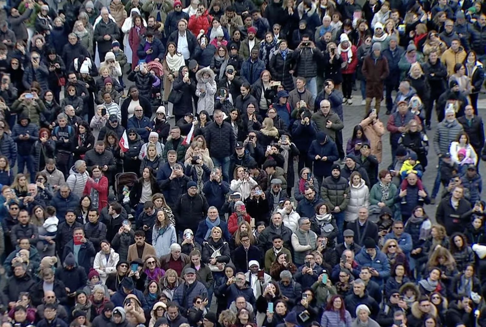 Fieles en la plaza de San Pedro para el ángelus