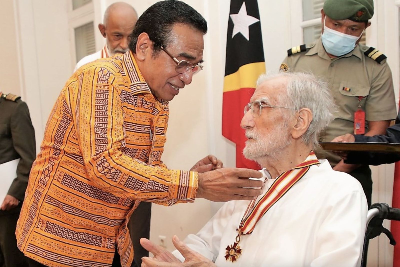 El padre Felgueiras recibiendo una insígnia de las autoridades de Timor Oriental