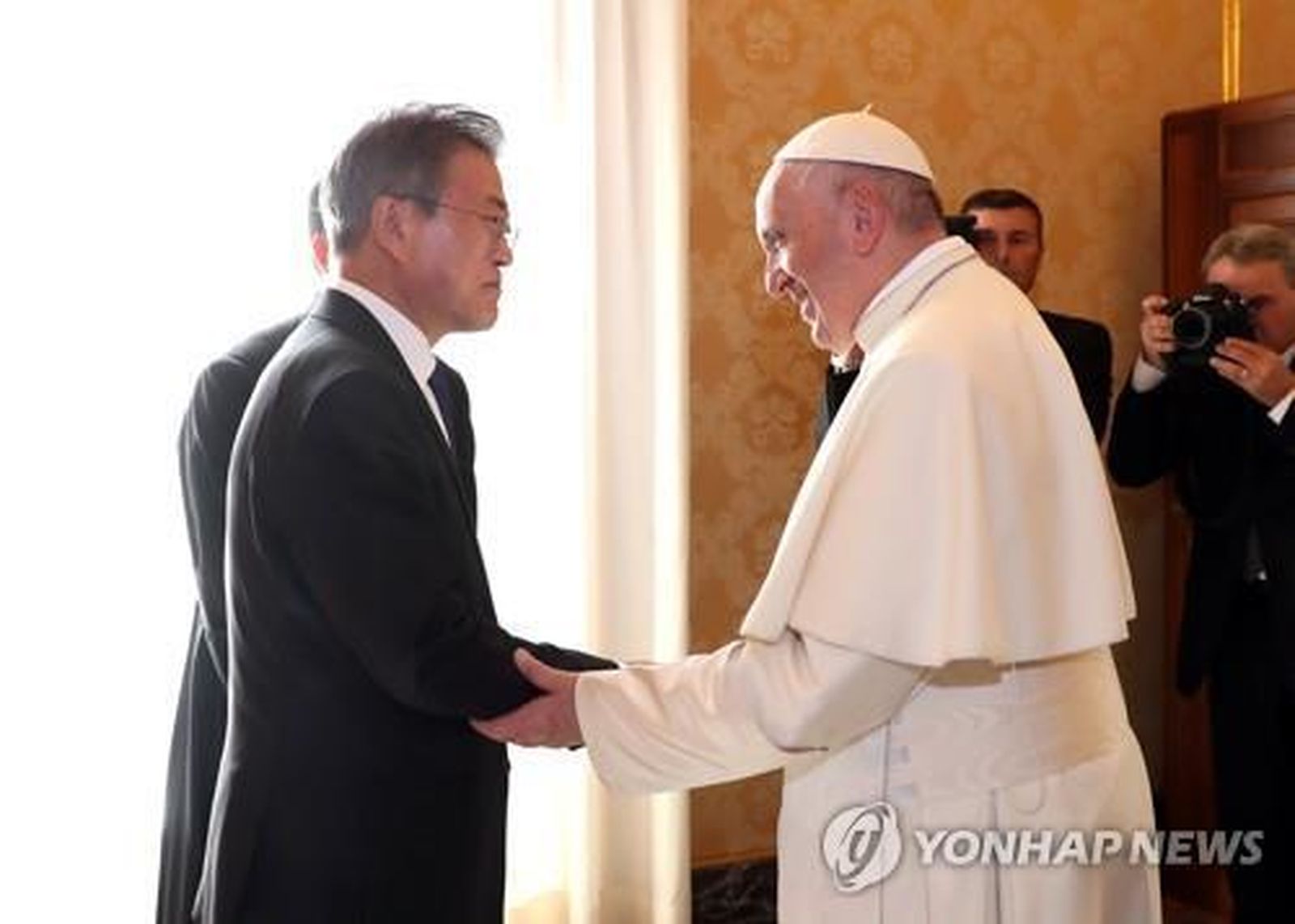 El papa Francisco con el presidente surcoreano, Moon Jae-in, en el Vaticano, el 18 de octubre de 2018