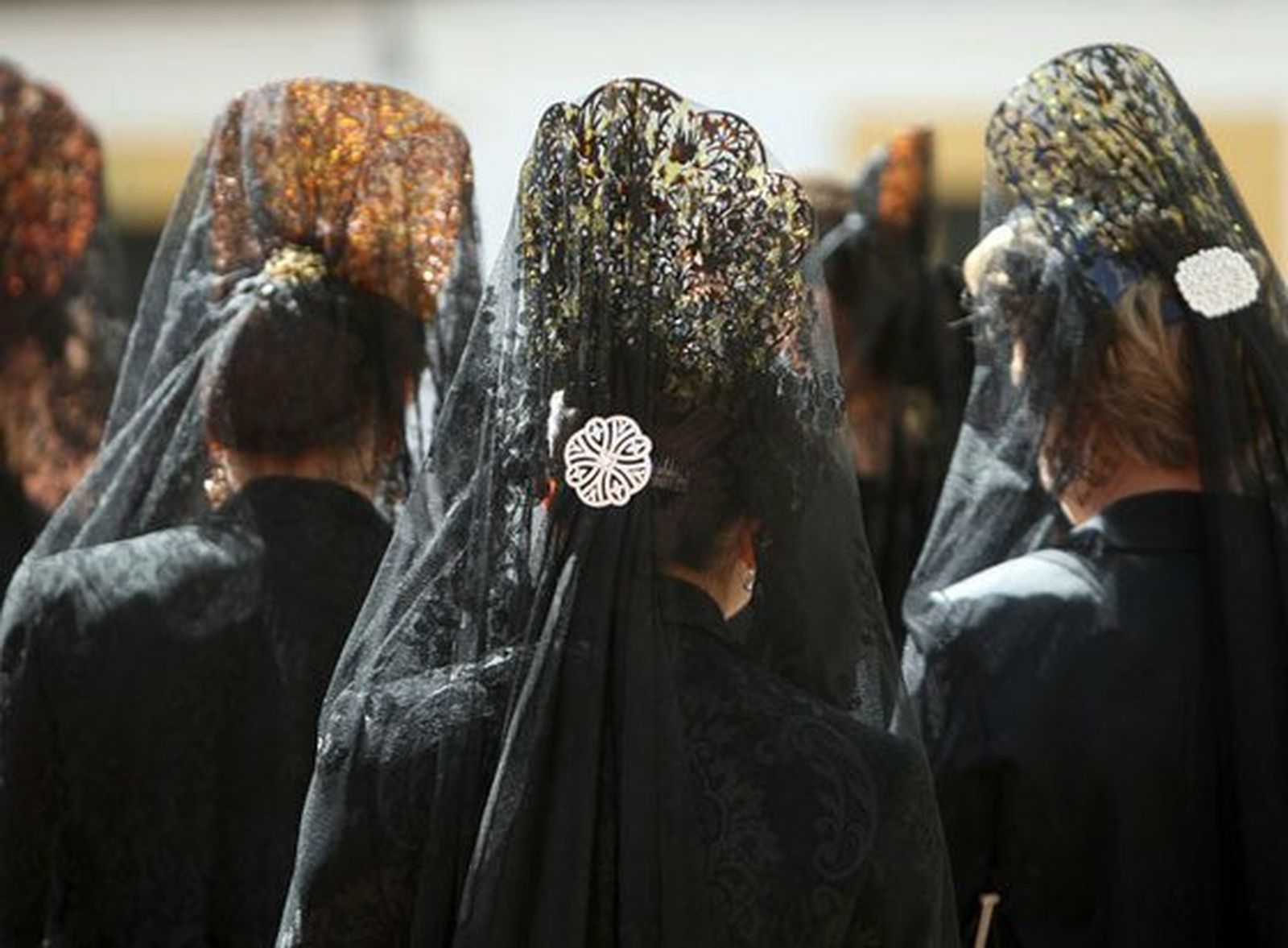 Mujeres con mantilla negra