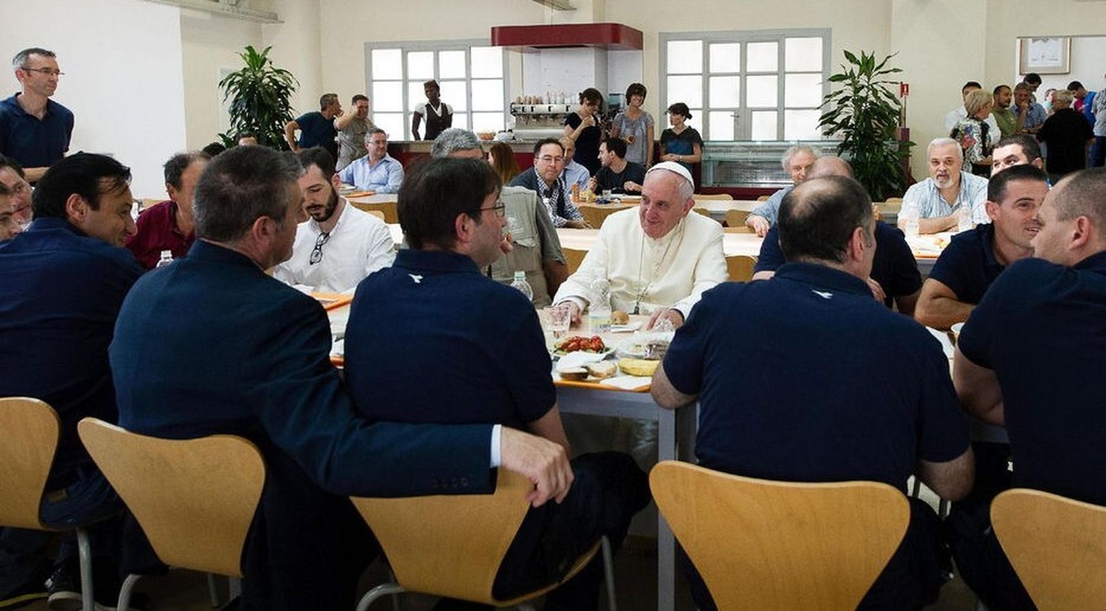 El Papa Francisco, almorzando con los trabajadores del Vaticano en julio de 2014