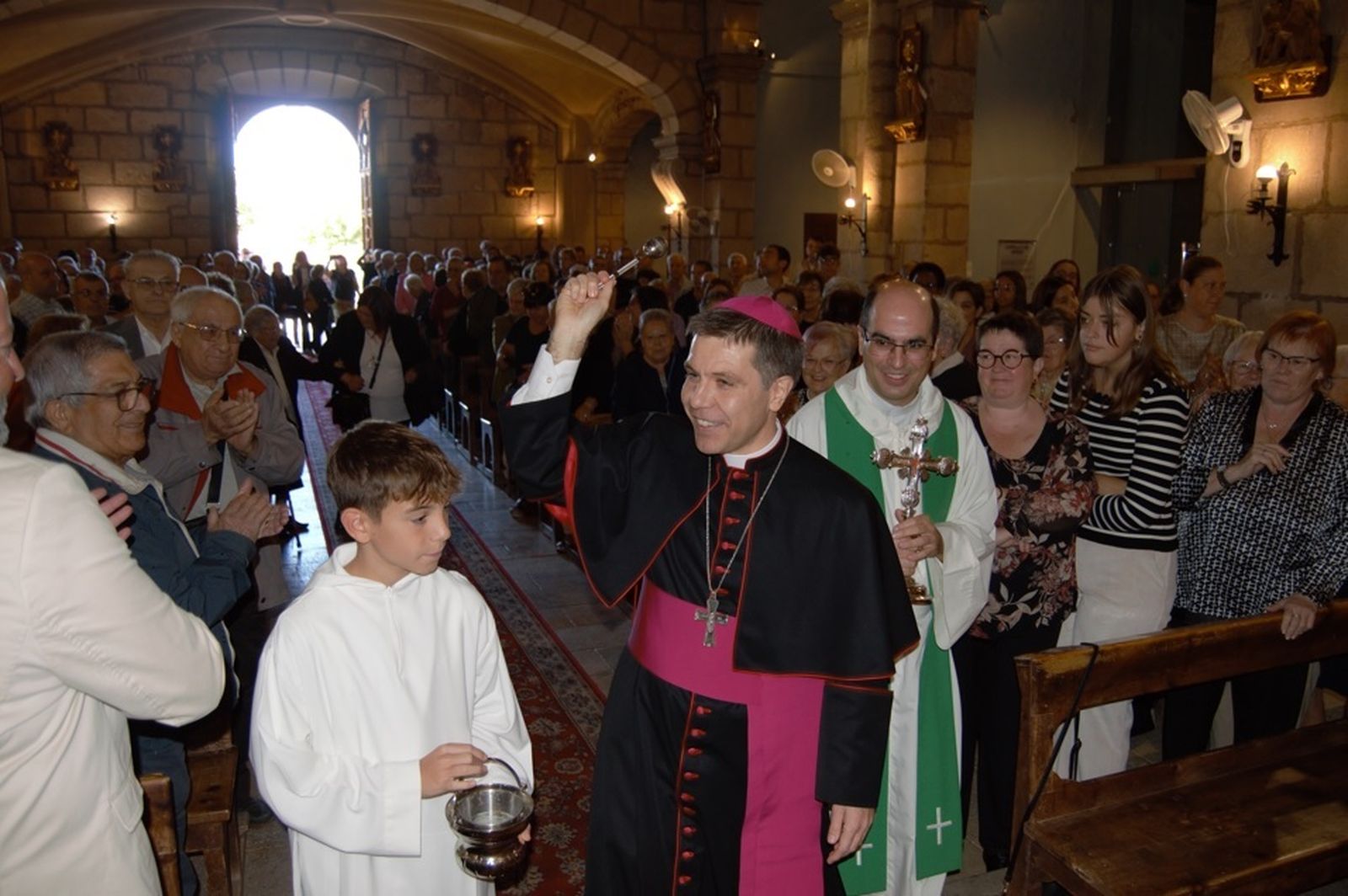 Josep Lluís Serrano, bendiciendo a sus vecinos de Tivissa