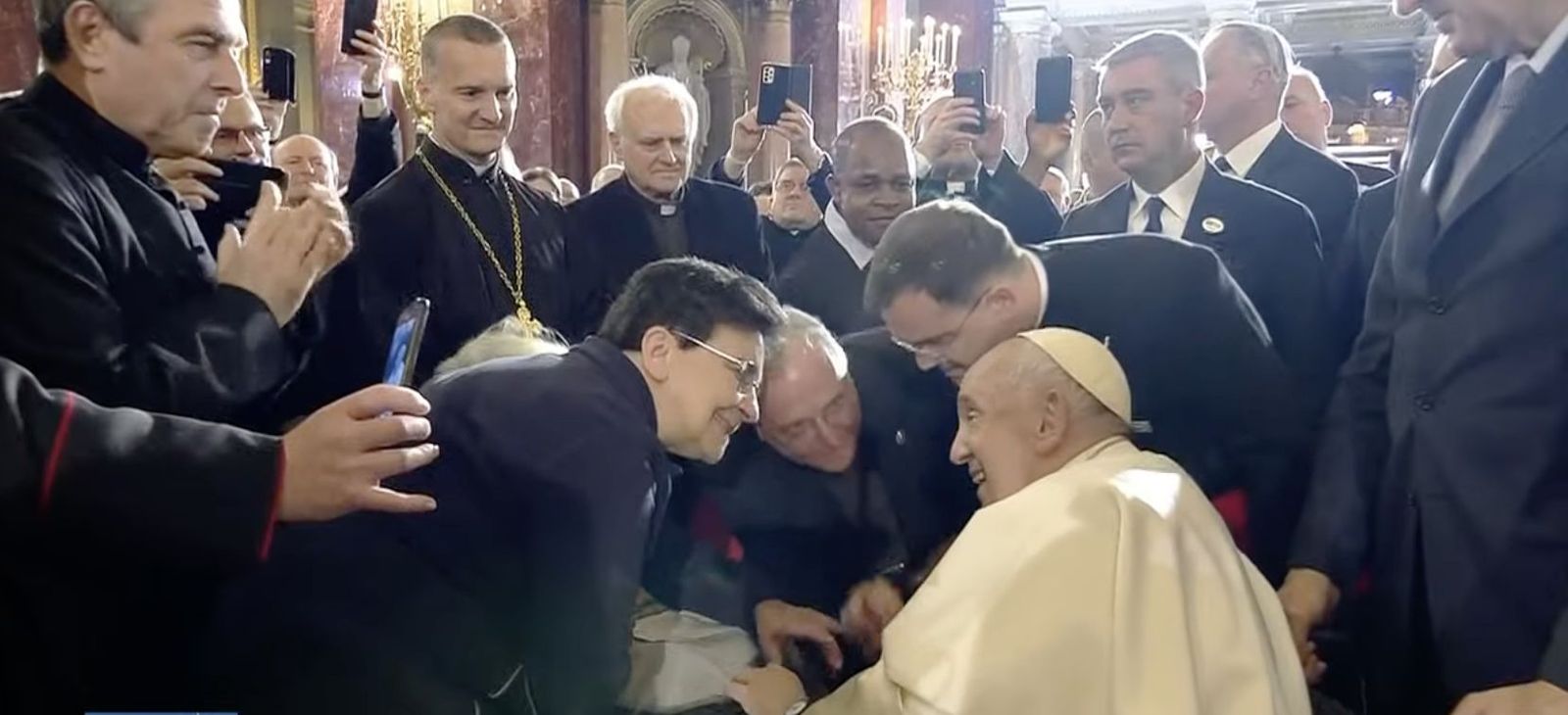 Religiosas y sacerdotes, con el Papa en la concatedral de San Esteban