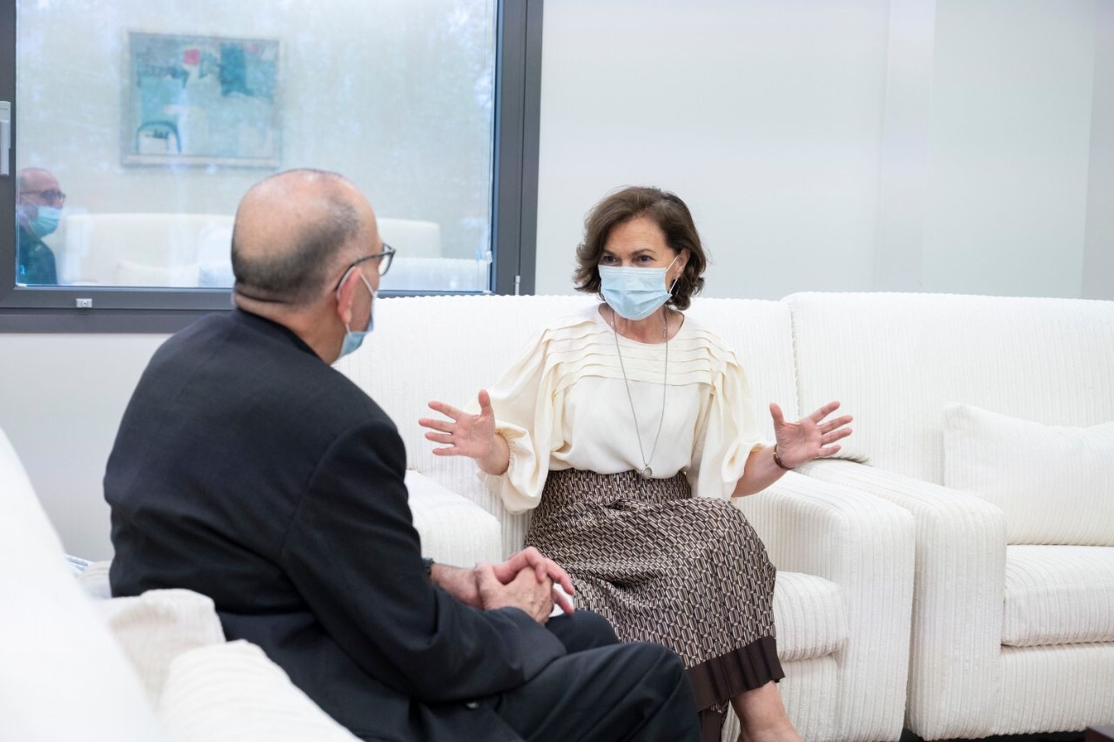 La vicepresidenta del Gobierno, Carmen Calvo, conversa con Juan José Omella
