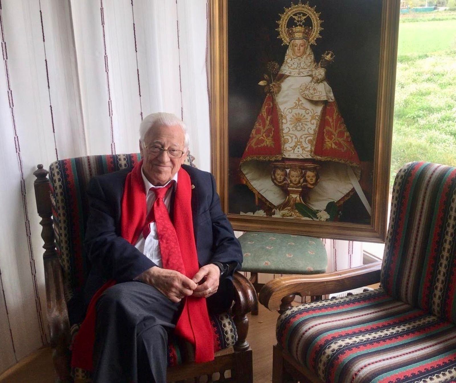 El padre Ángel, con la Santina