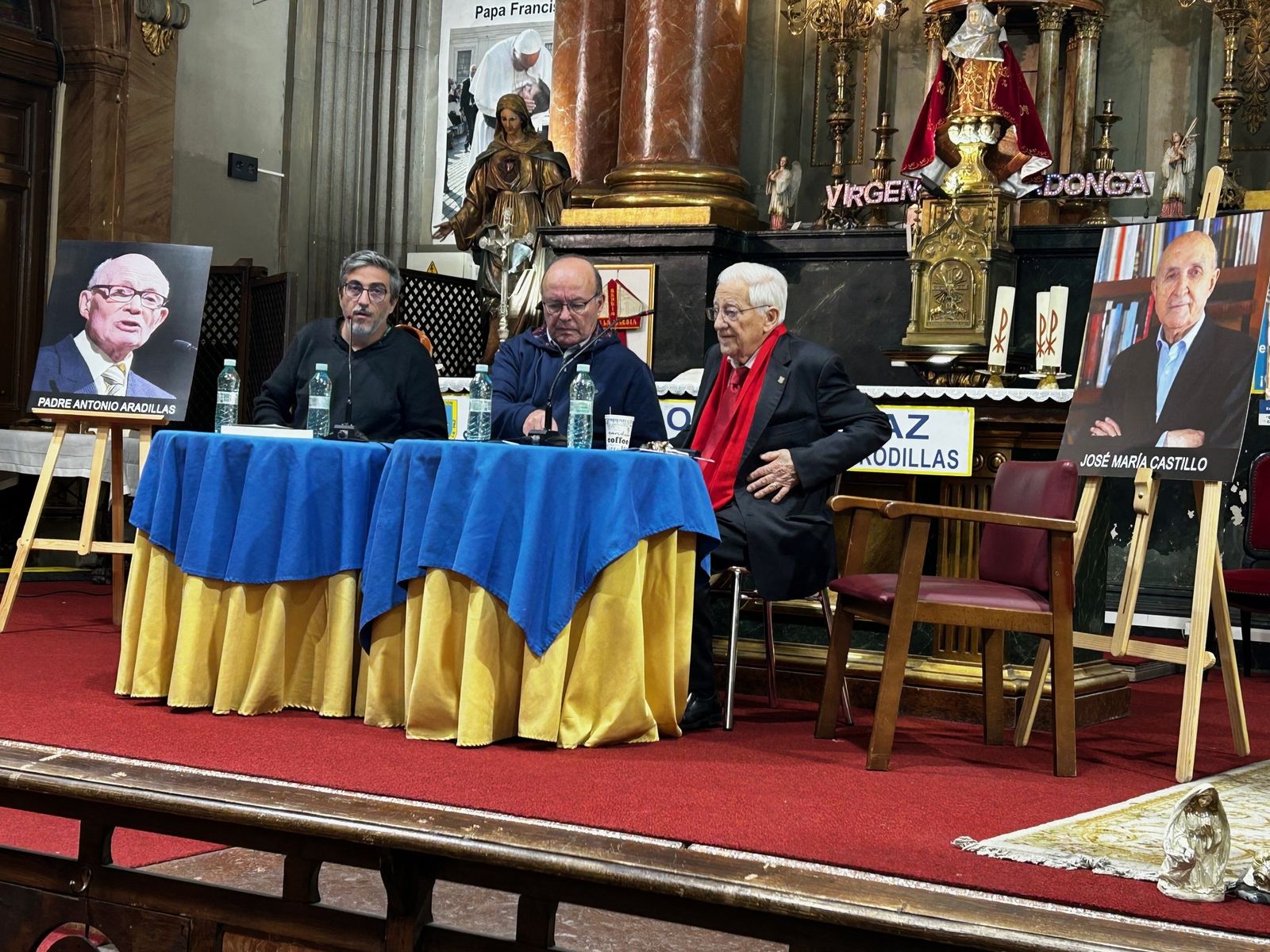 Bastante, Vidal y el P. Ángel, flanqueados por las imágenes Aradillas y Castilllo