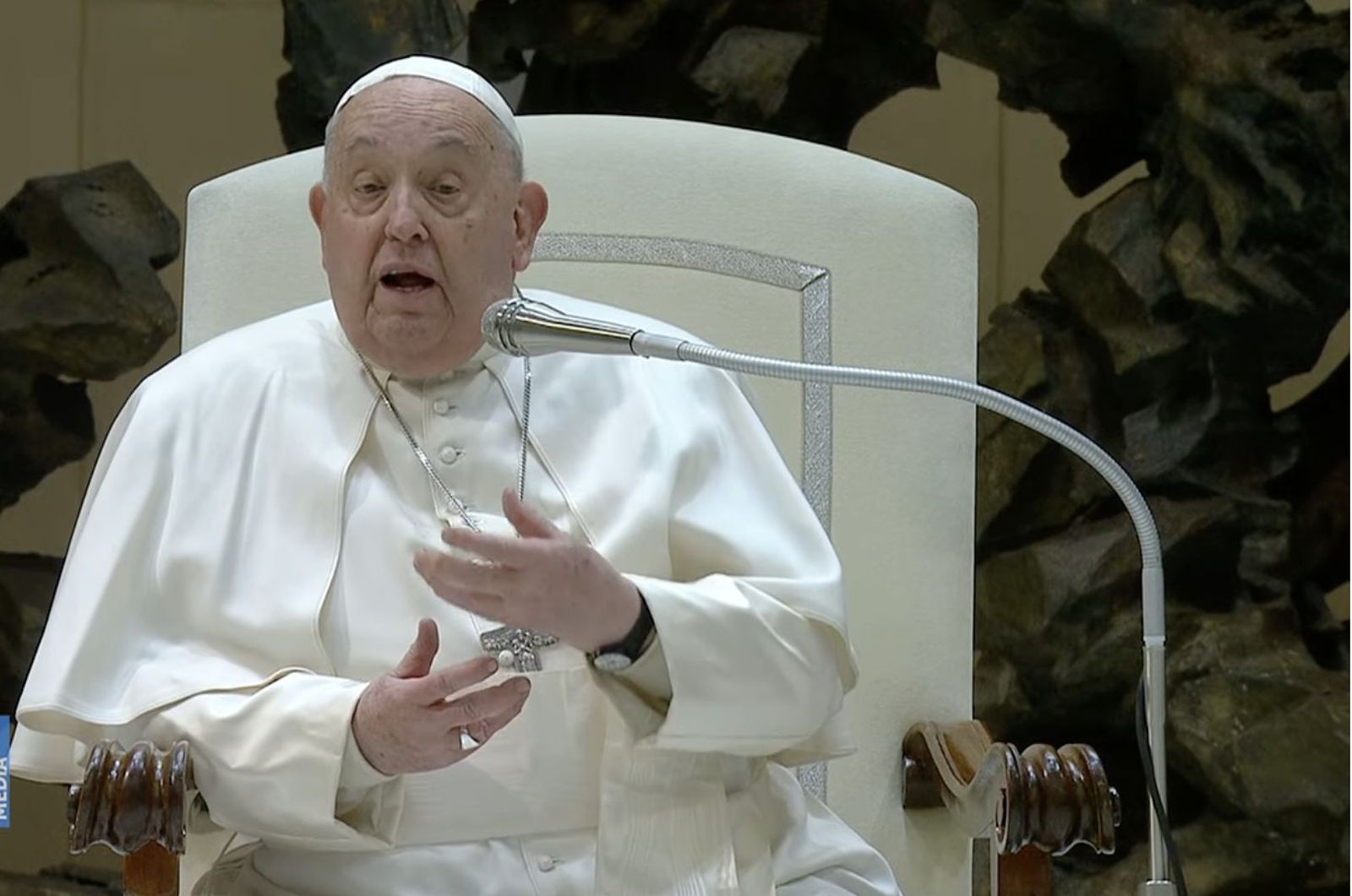 Francisco dejó su discurso de nueve páginas e improvisó unas palabras