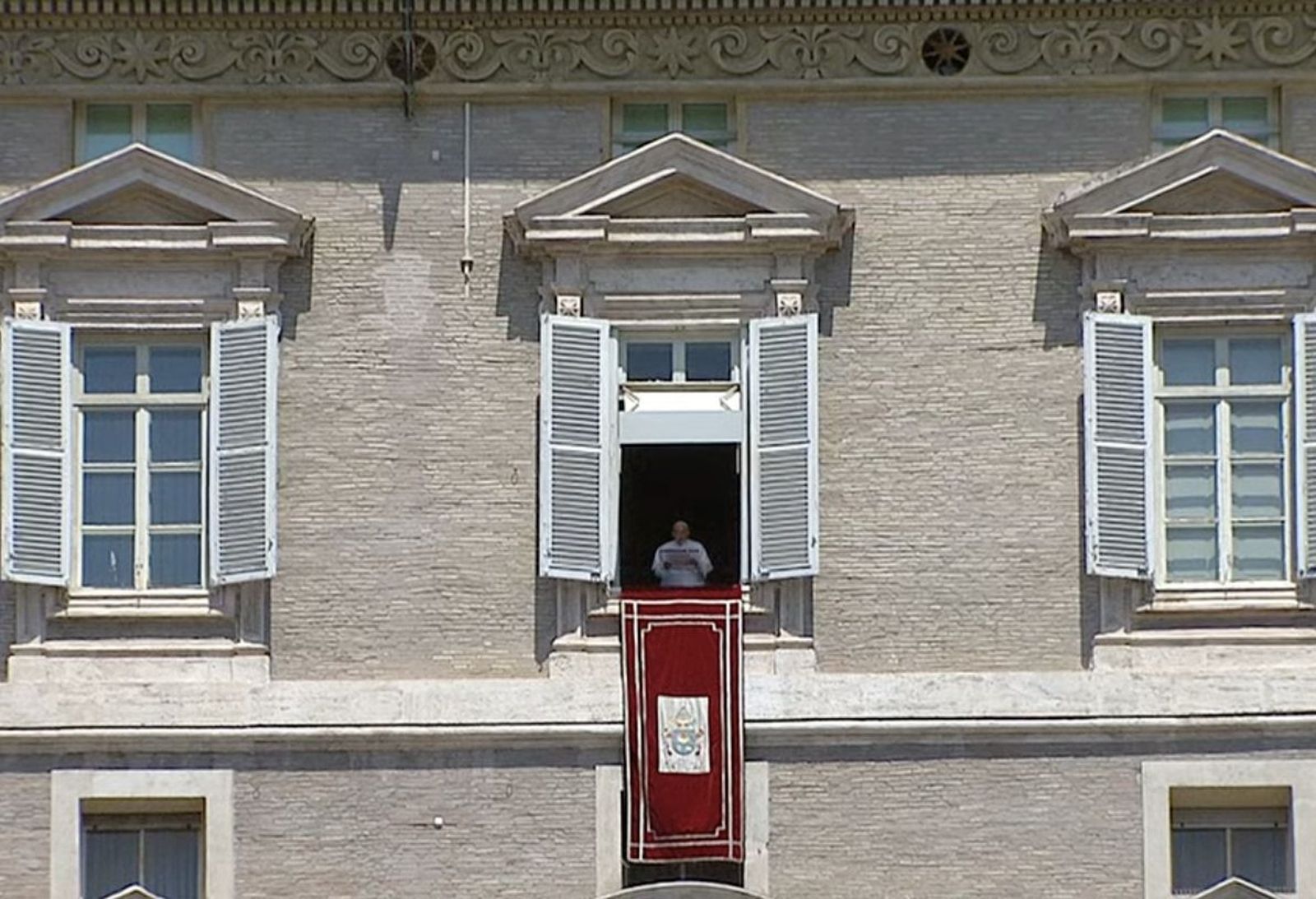Francisco, asomado al balcón del palacio apostólico