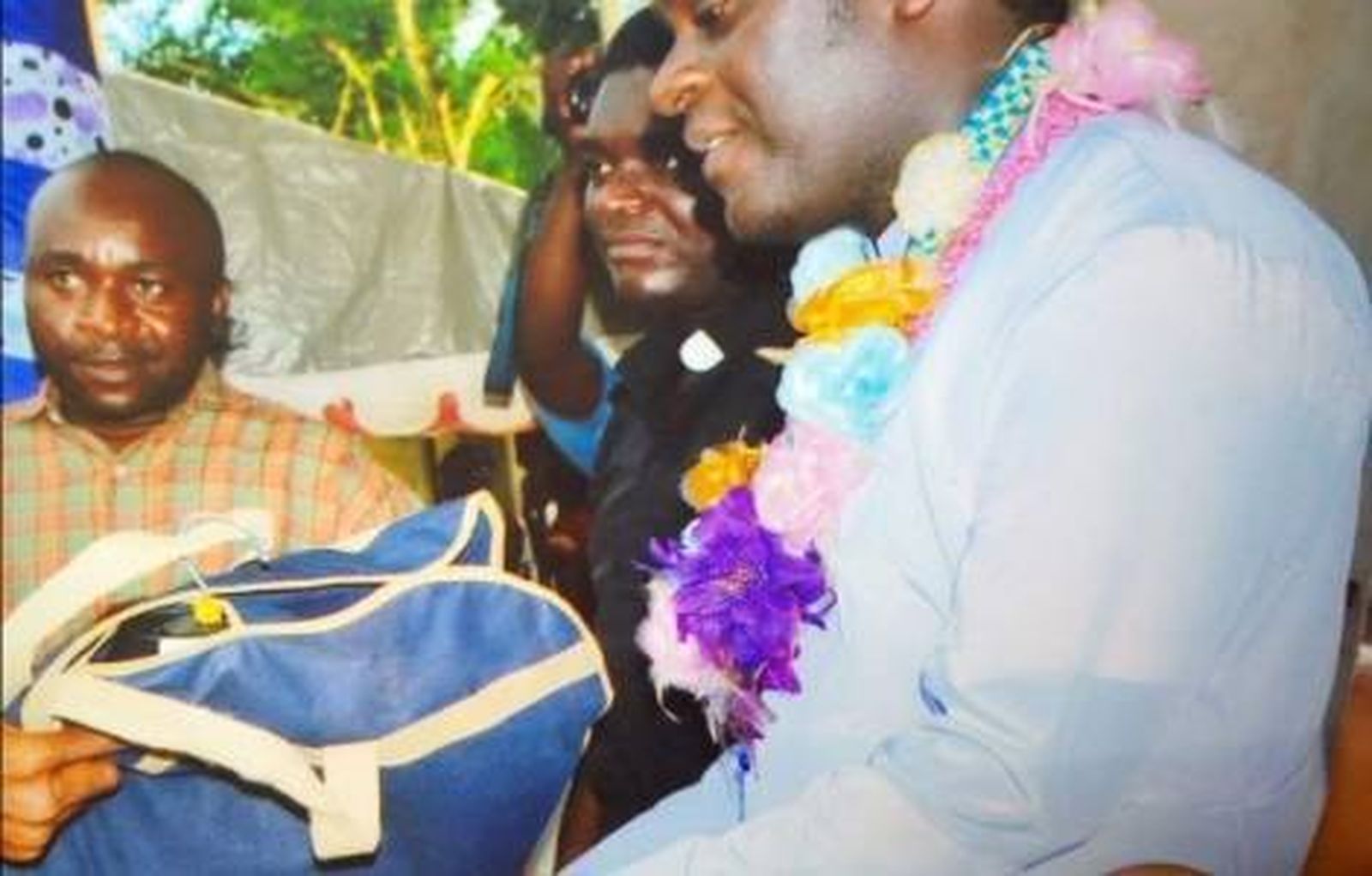 Padre Valentine Oluchukwu Ezeagu, en el centro