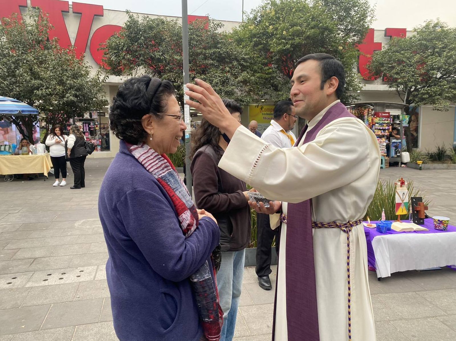 Sacerdotes mexicanos imparten ceniza en la salida del Metro y Metrobús