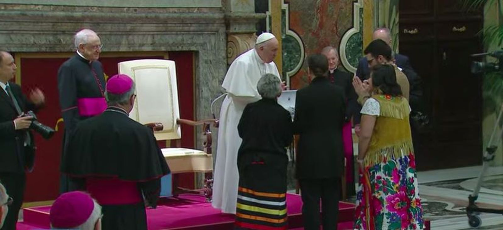 El Papa pide perdón a los indígenas canadienses: "Siento indignación y vergüenza"