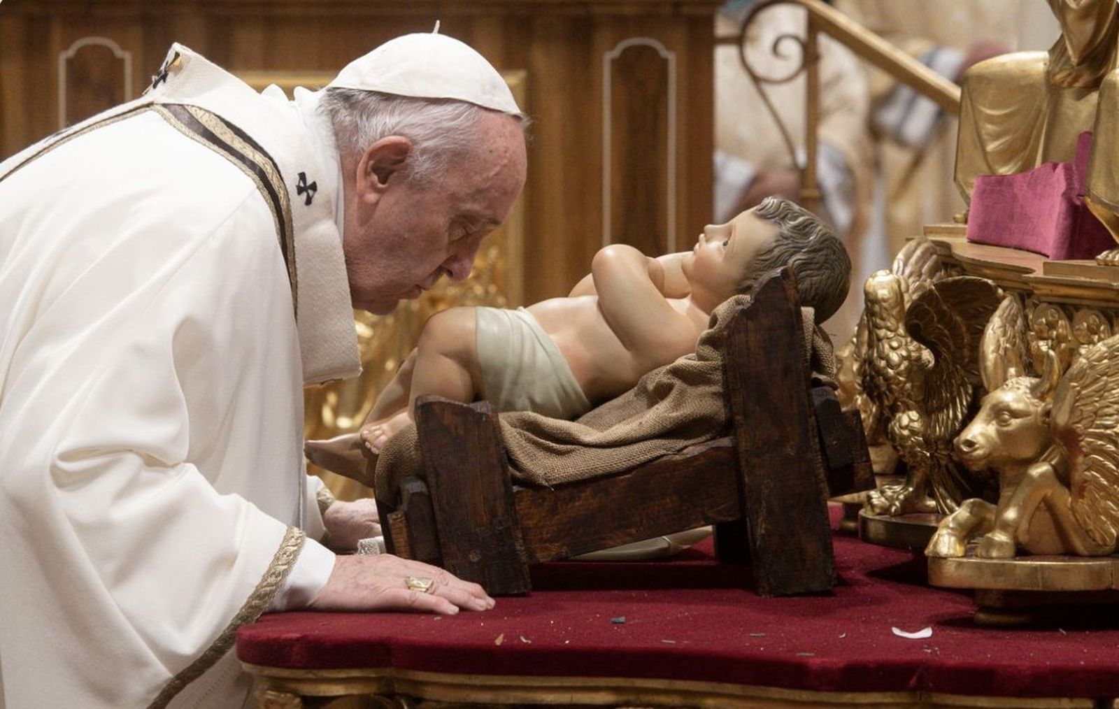 El Papa besa al Niño Jesús