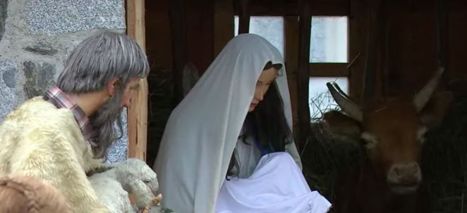 María, en el pesebre de la plaza de San Pedro
