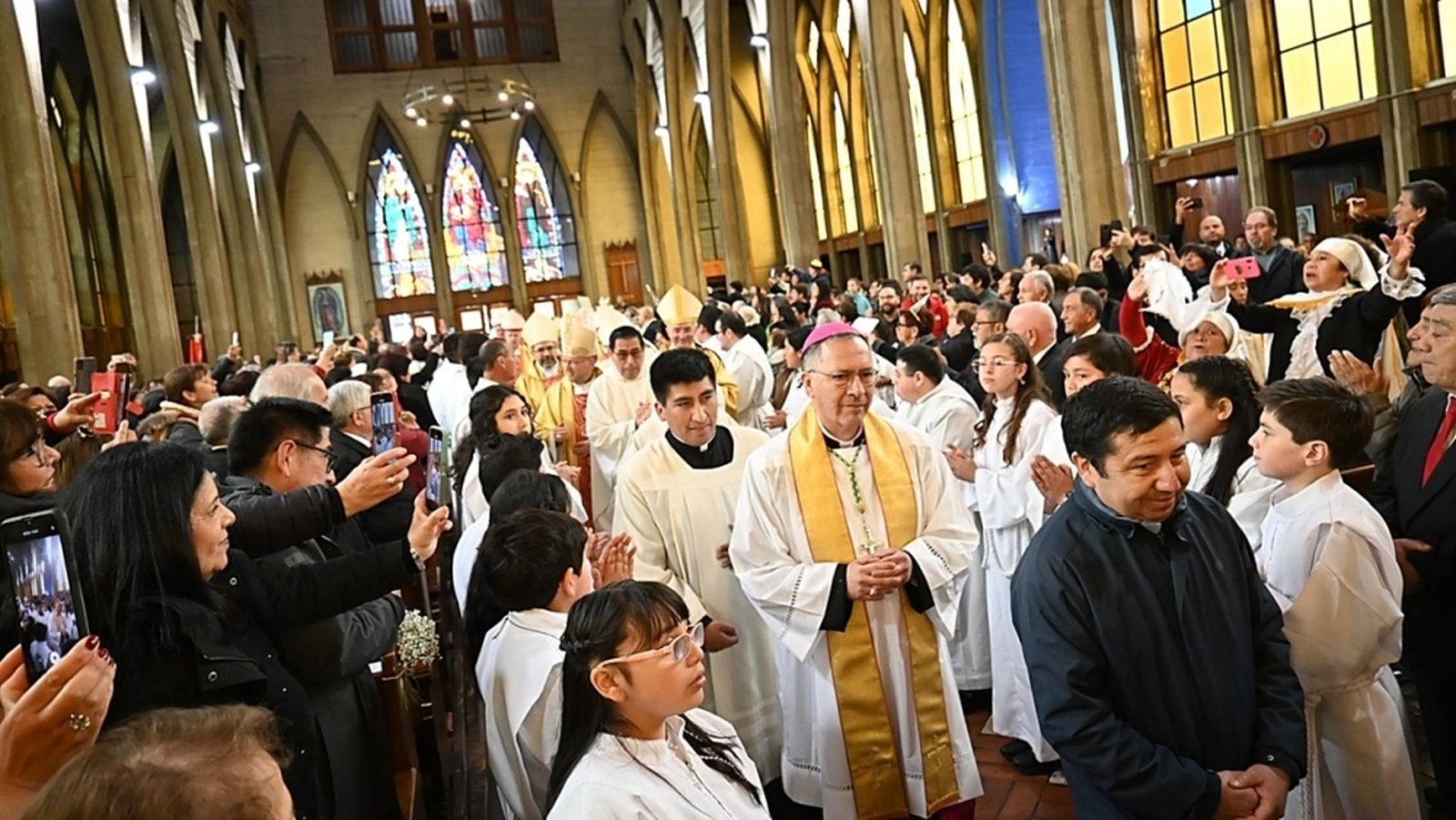 Monseñor Carlos Godoy ingresa a la Catedral de Osorno