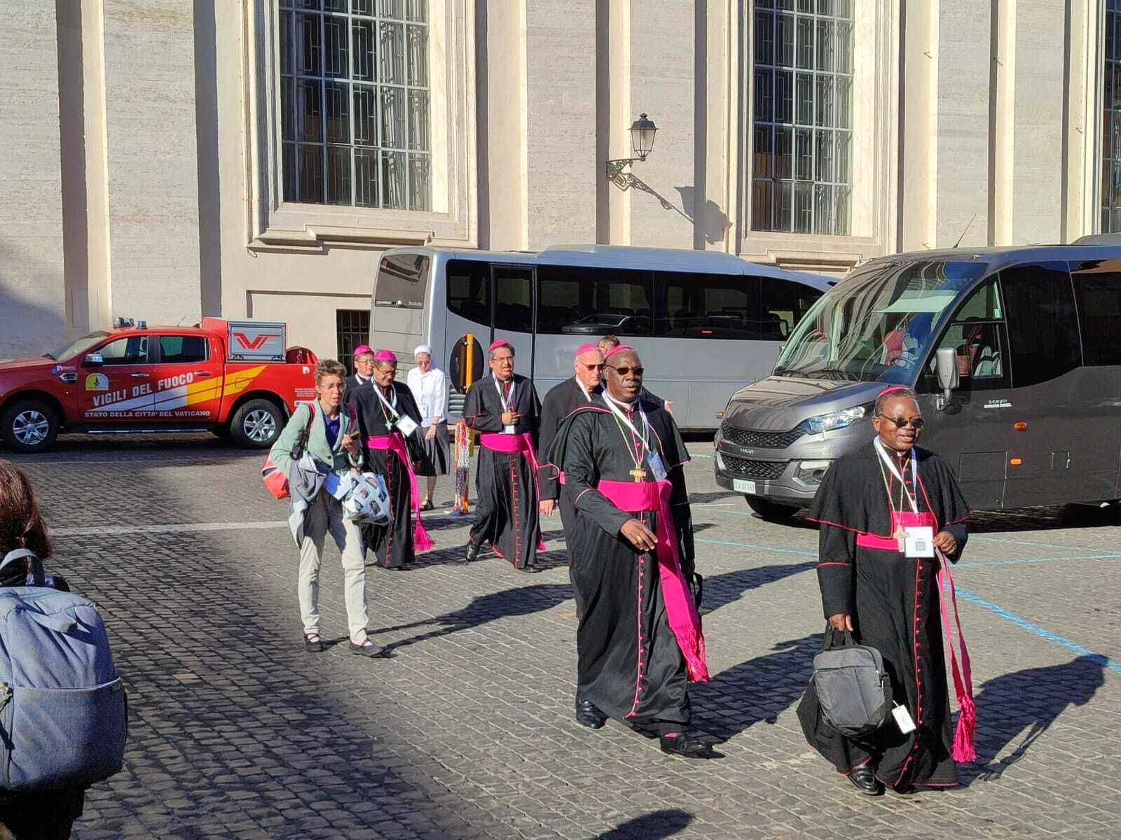 Entrada de algunos sinodales