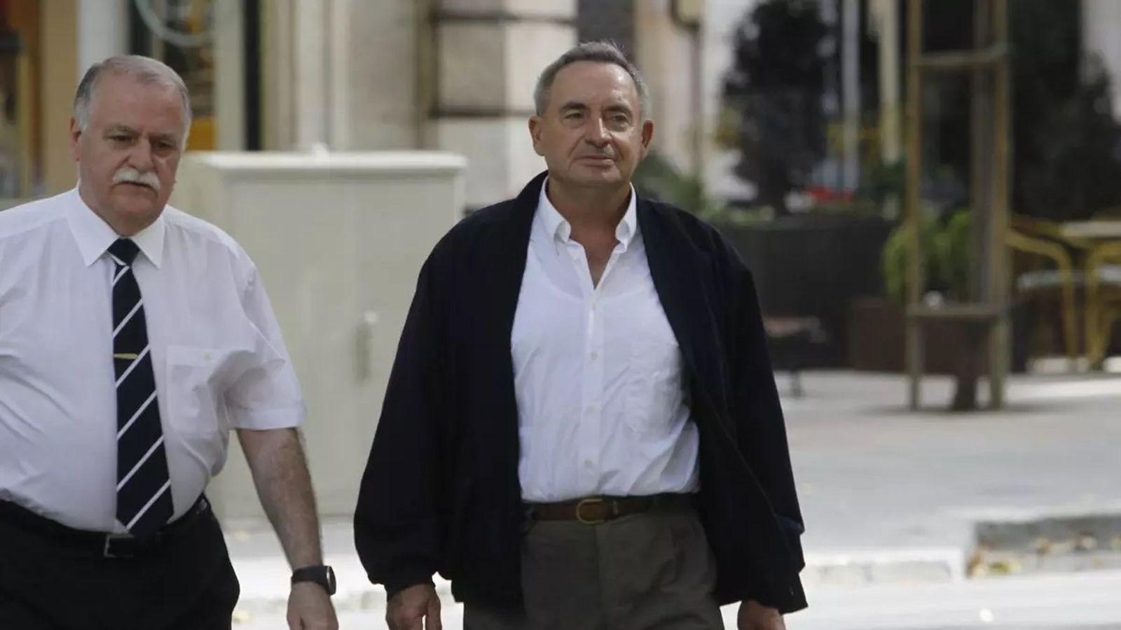 El exrector de la parroquia mallorquina de Can Picafort, Pere Barceló (derecha)