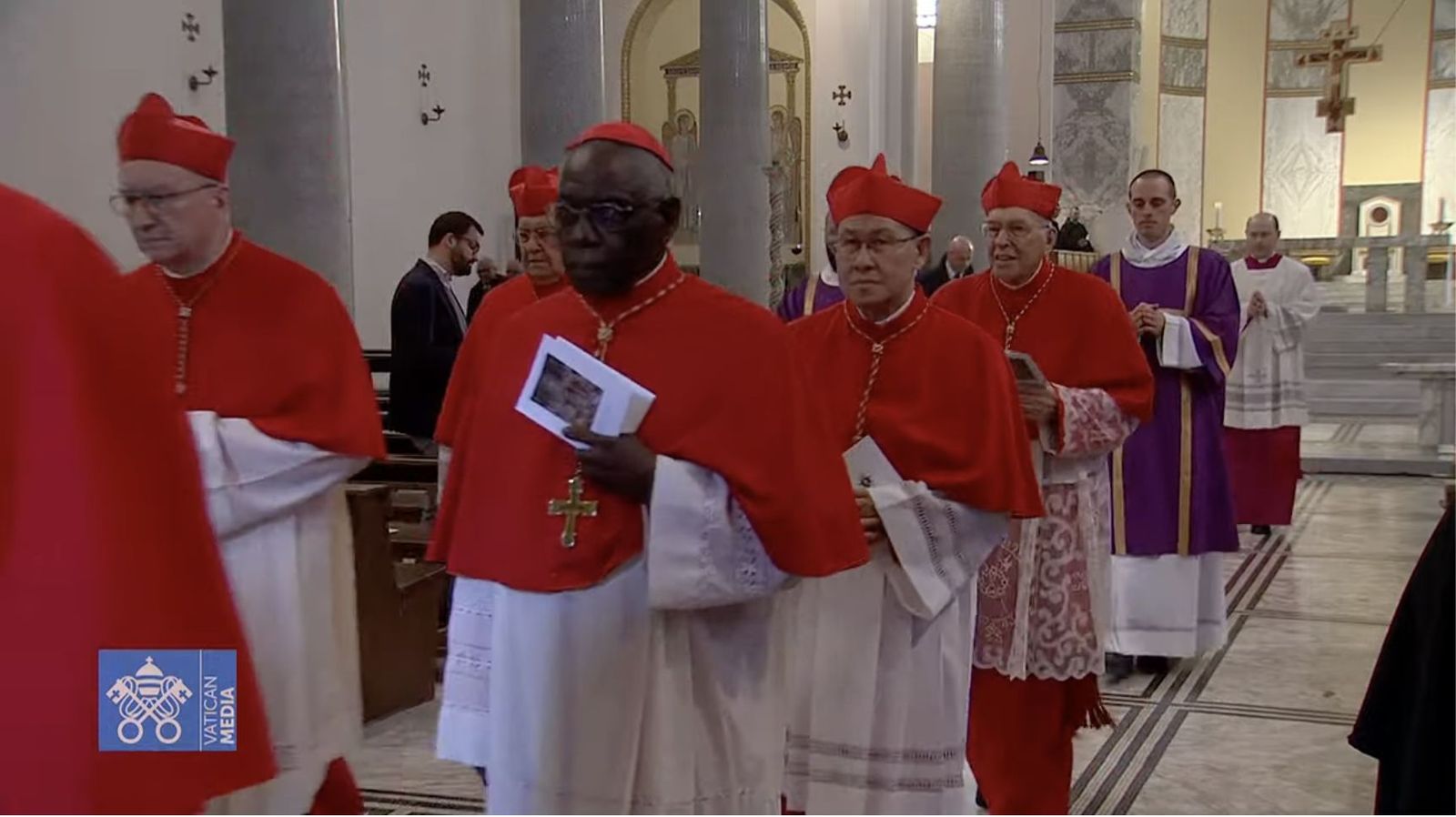 Cardenales en procesión en el Miércoles de Ceniza
