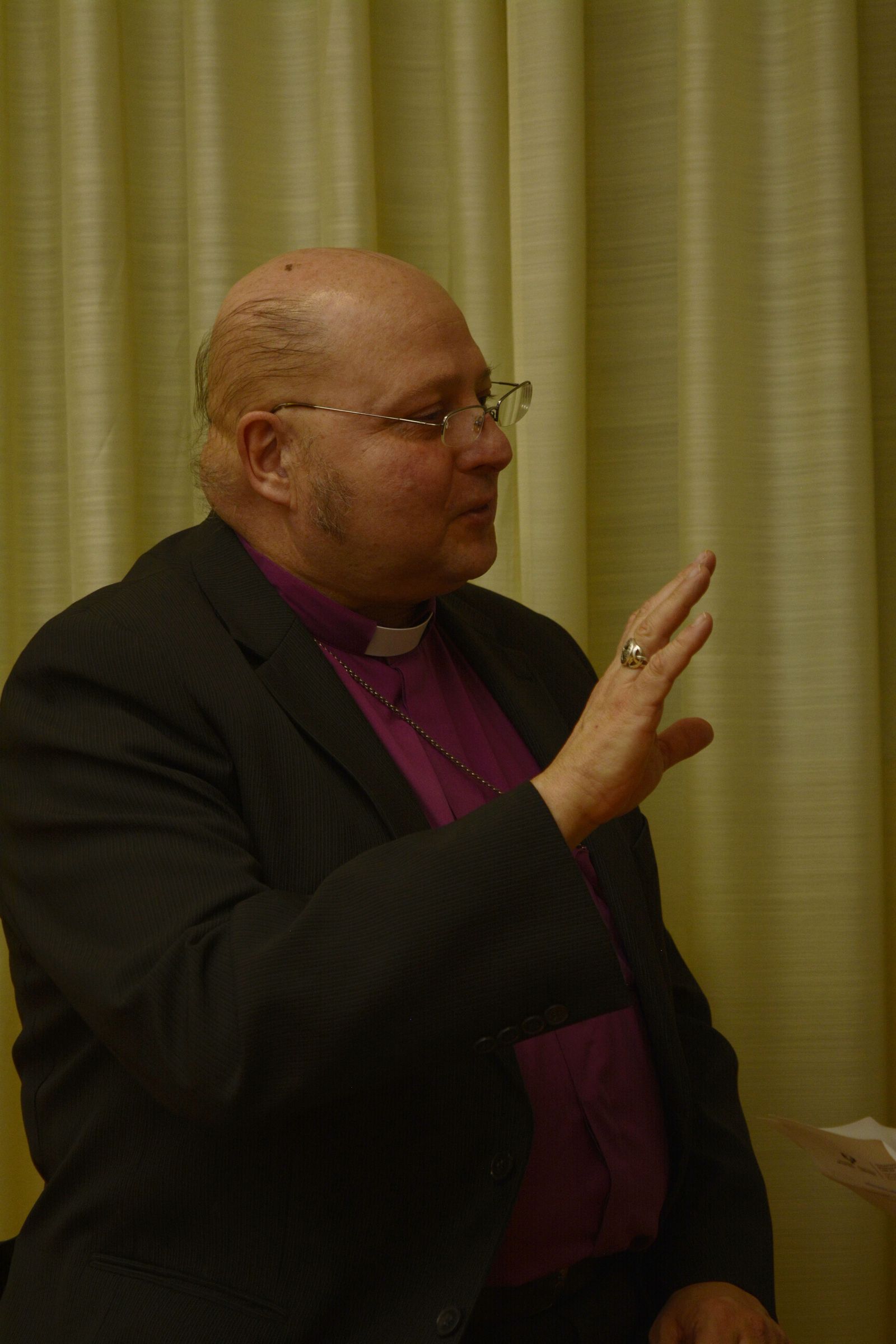 Carlos López, obispo de la Iglesia Anglicana en España: “en nuestro caso la incorporación de la mujer al  ministerio ordenado ha sido de gran bendición”