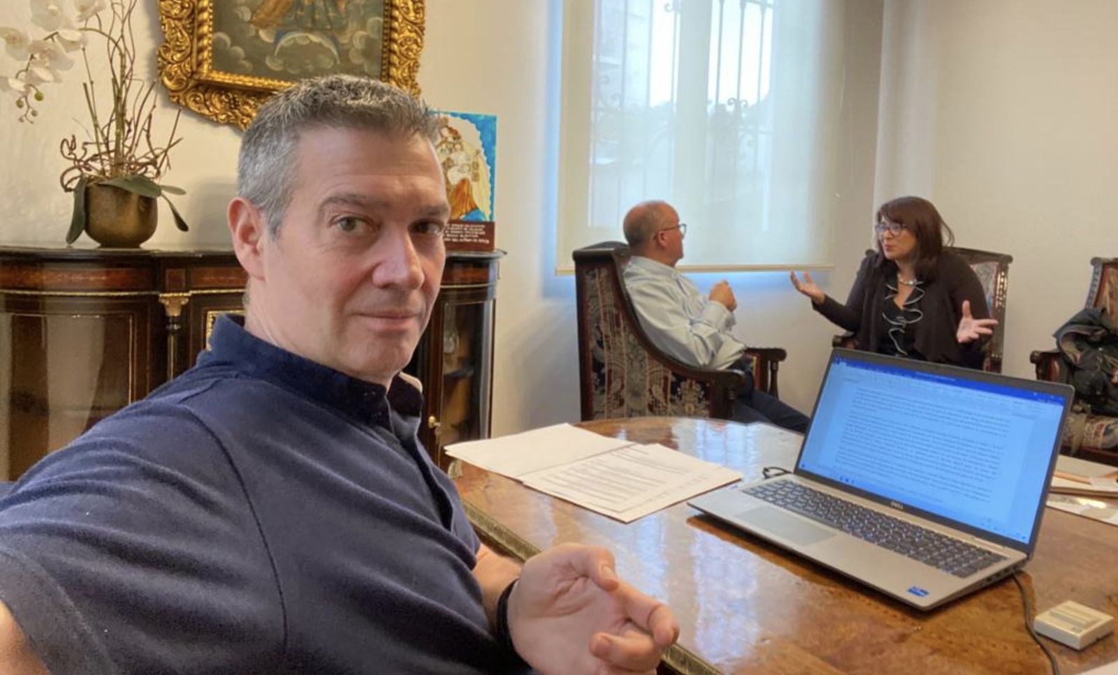 Bertomeu toma notas, mientras Scicluna interroga