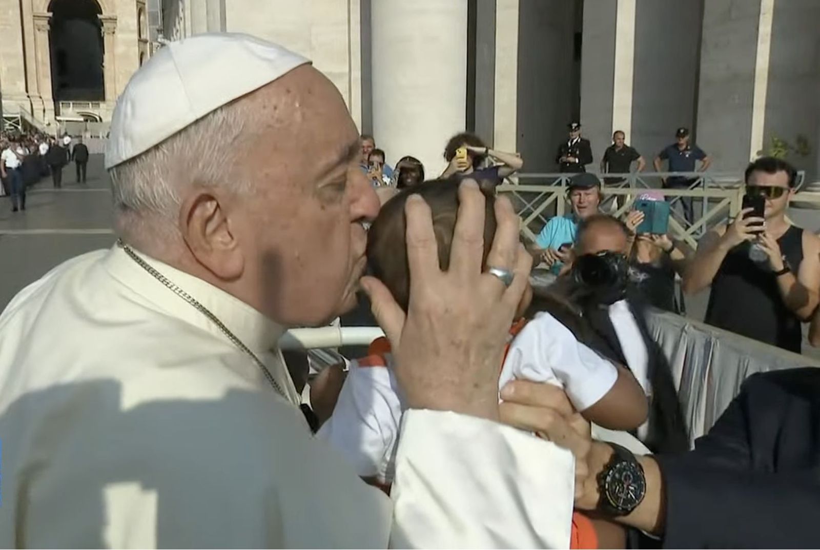 Francisco besa a un bebé durante su recorrido por la plaza de San Pedro