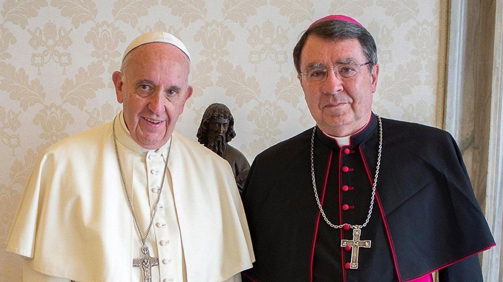 El Papa junto al arzobispo Christophe Pierre, Nuncio Apostólico en los Estados Unidos