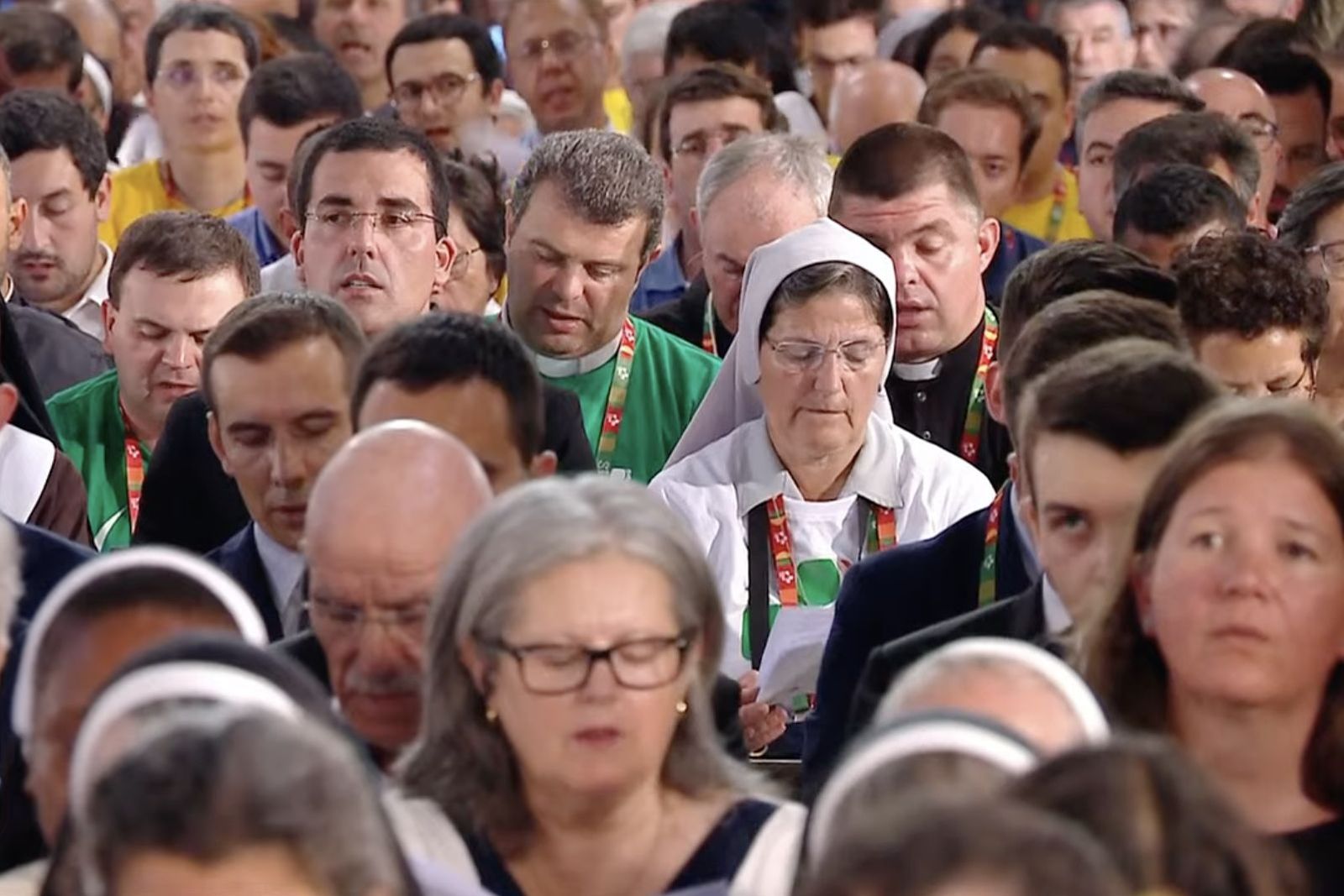 Asistentes al rezo de vísperas con Francisco en los Jerónimos de Portugal