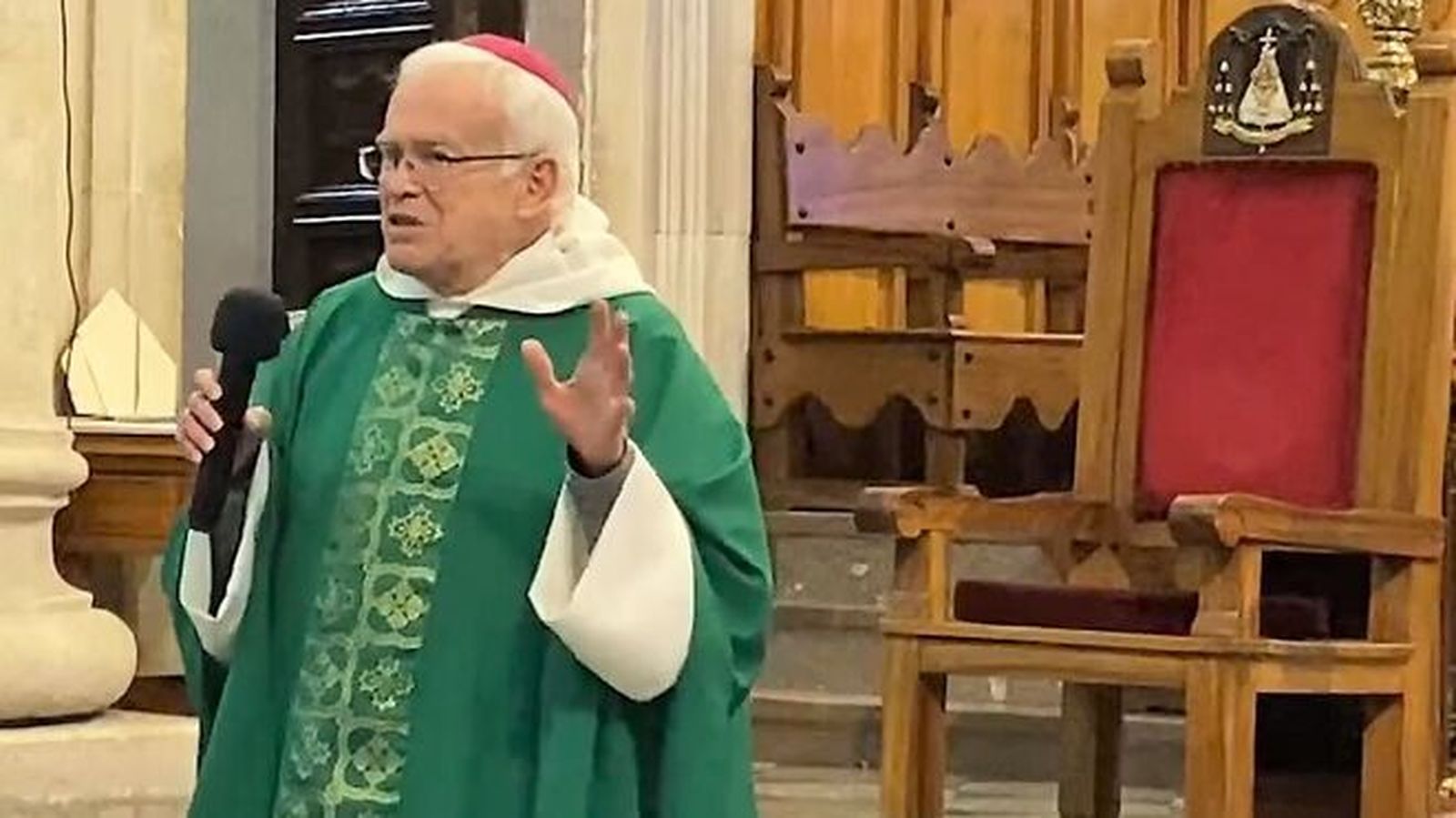 El obispo emérito Raúl Vera encabeza la ceremonia religiosa en honor de los 43 normalistas de Ayotzinapa