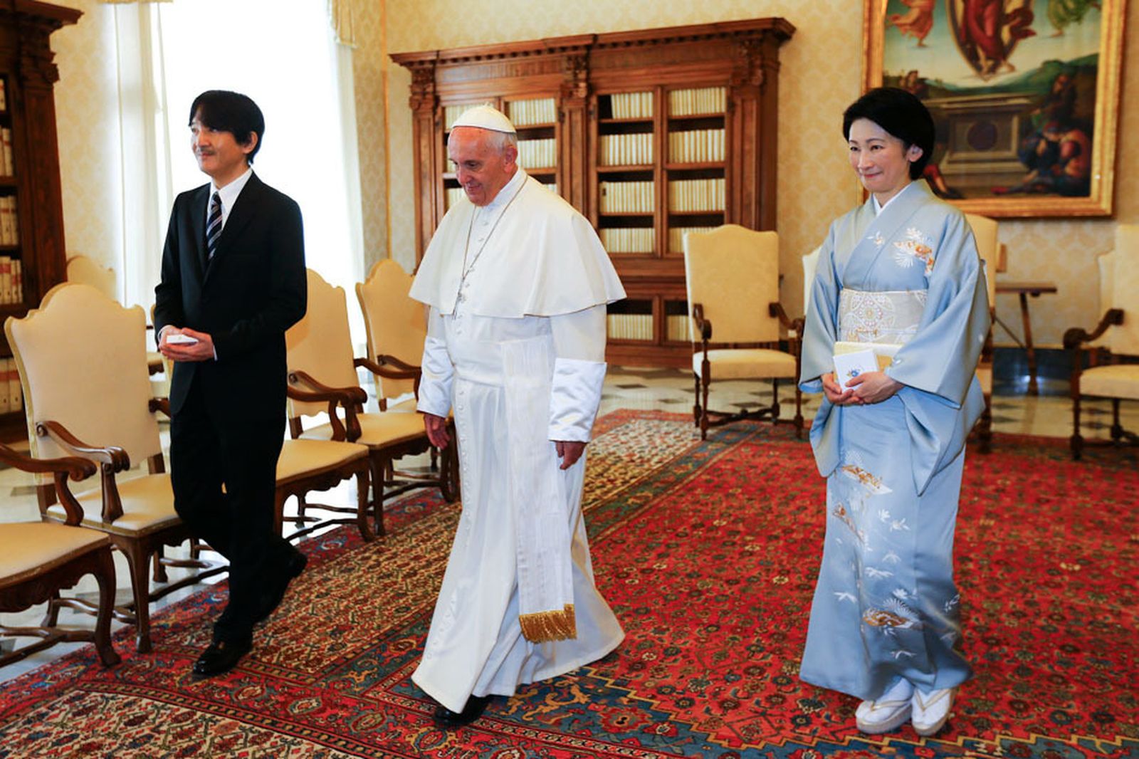El Papa Francisco, con el príncipe Akishino de Japón y su esposa, Kiko