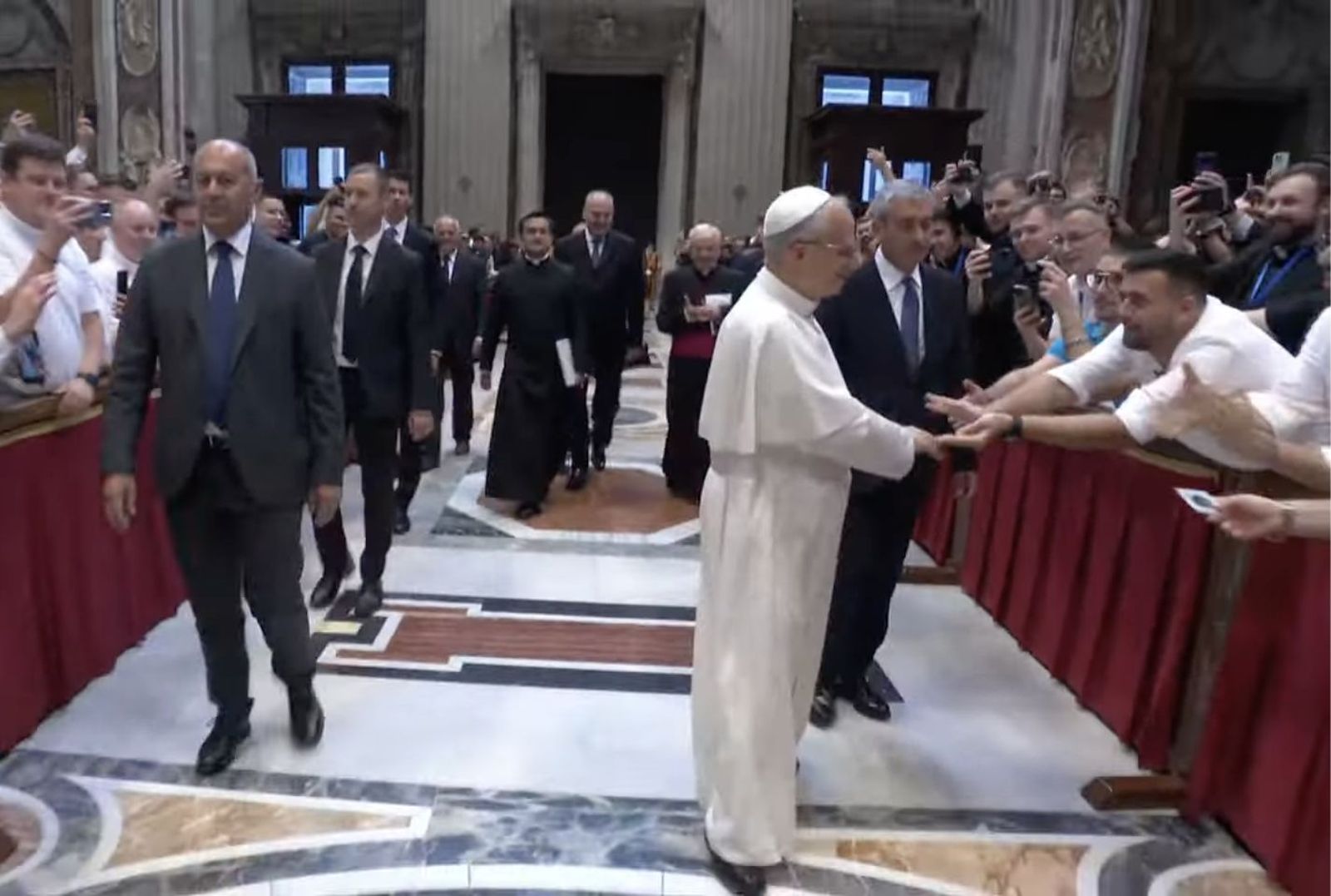 El Papa saluda a los seminaristas en San Pedro