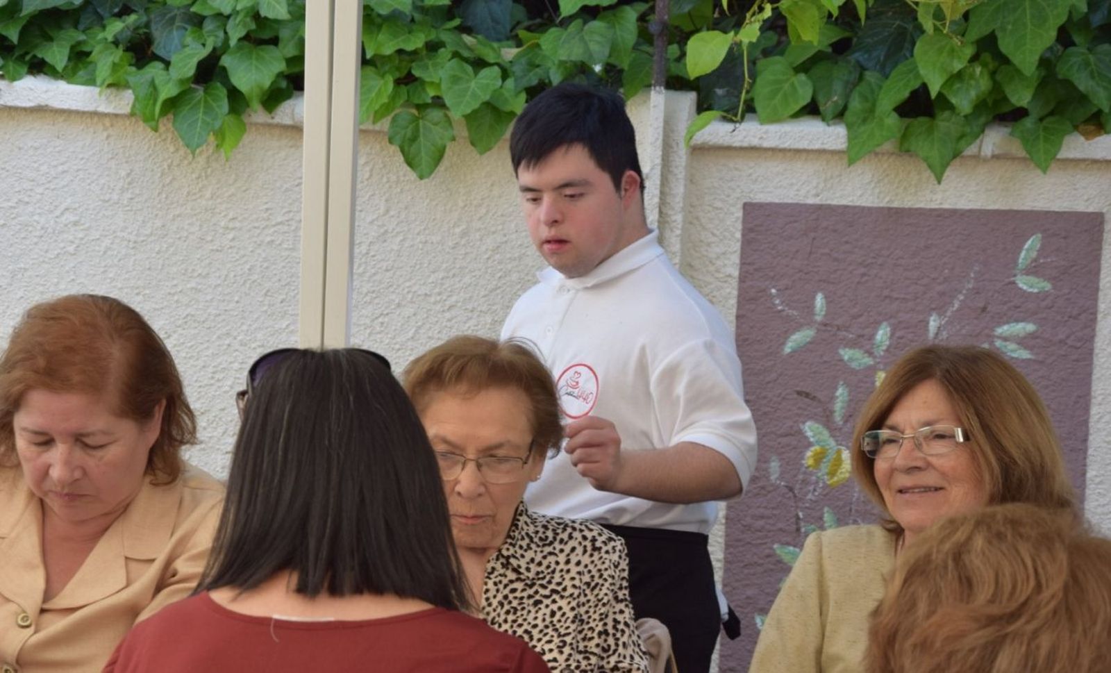 Uno de los camareros de la chilena Cafetería 440